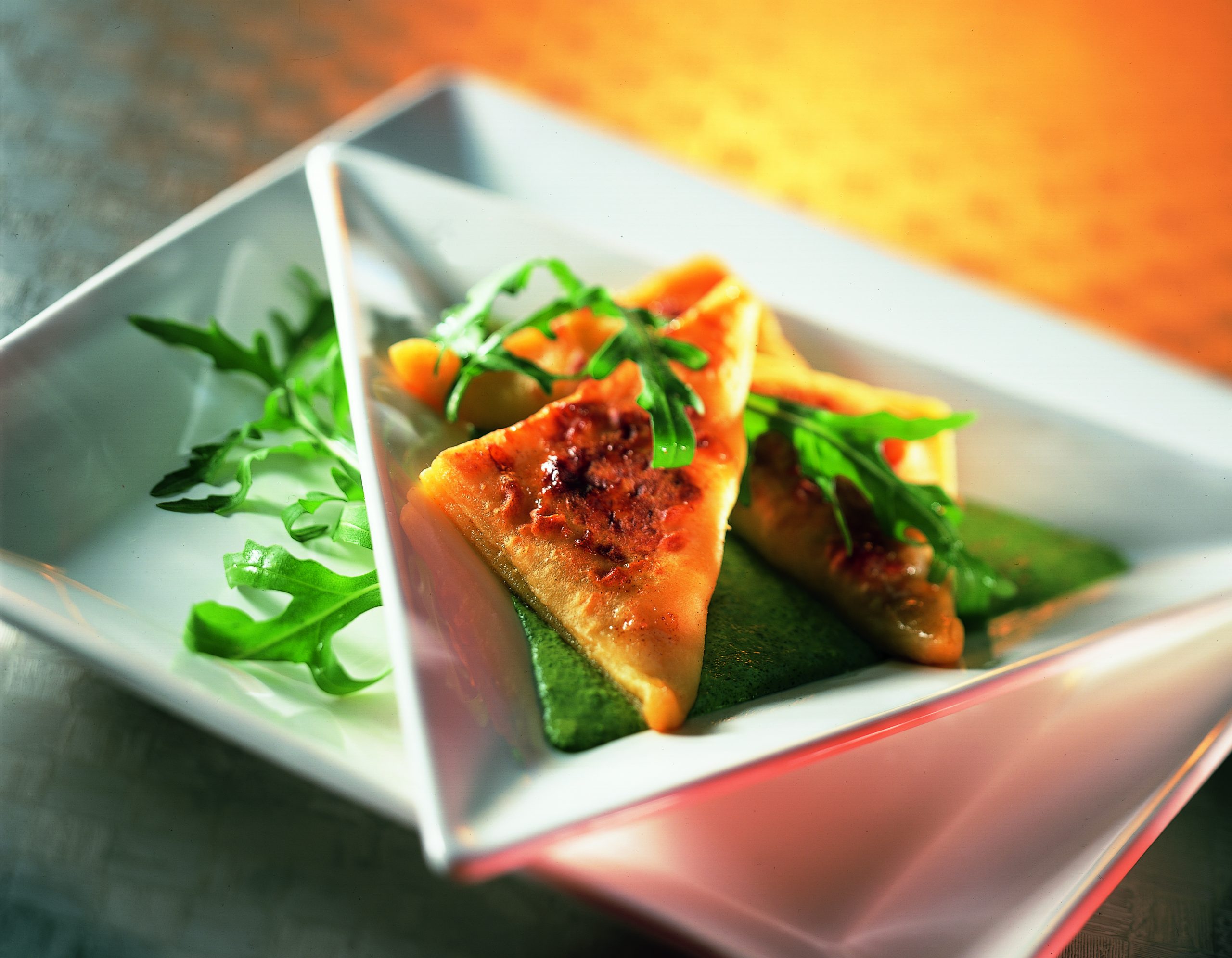 Chaussons de pomme de terre au lard et sauce à la roquette