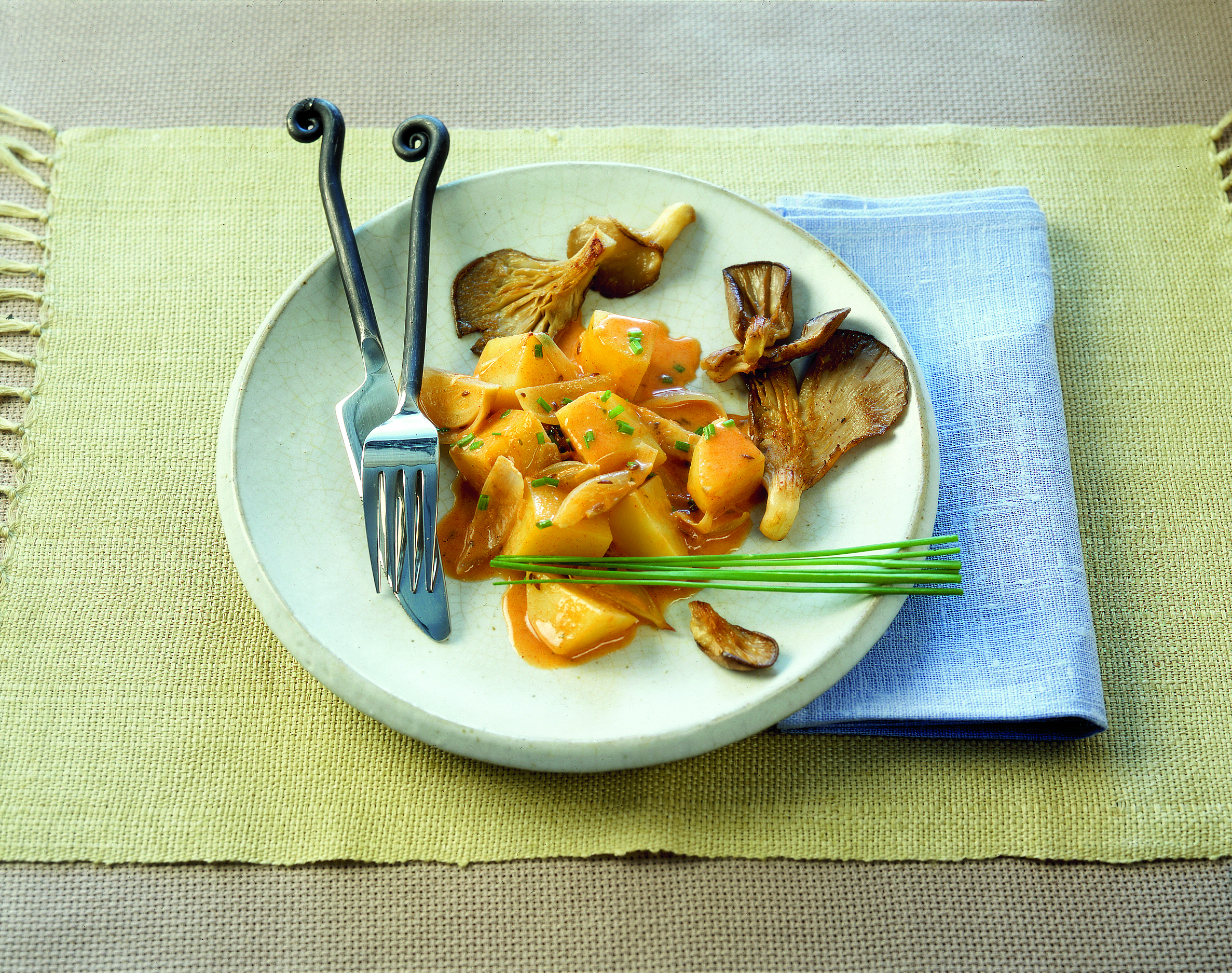 Kartoffelgulasch mit gebratenen Austernpilzen