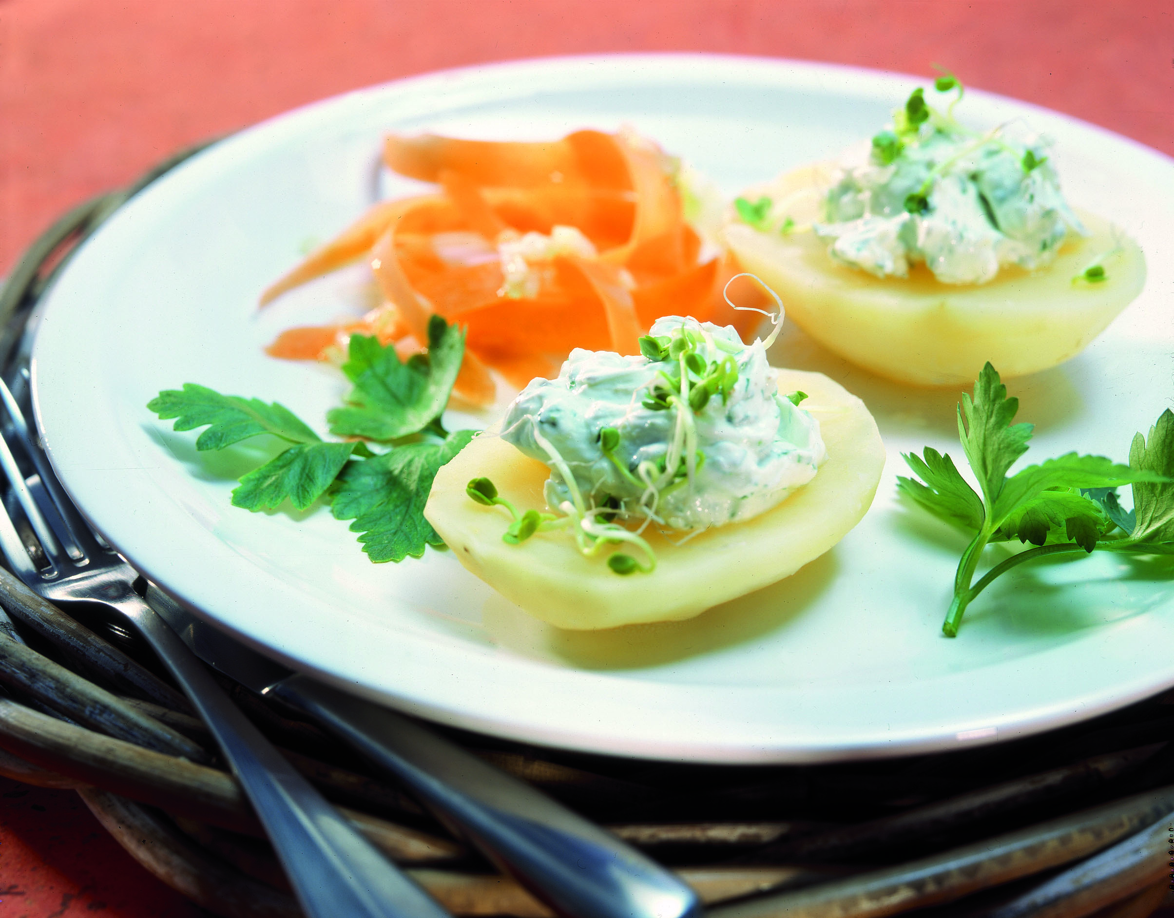 Pommes de terre, dip au fromage frais et carottes