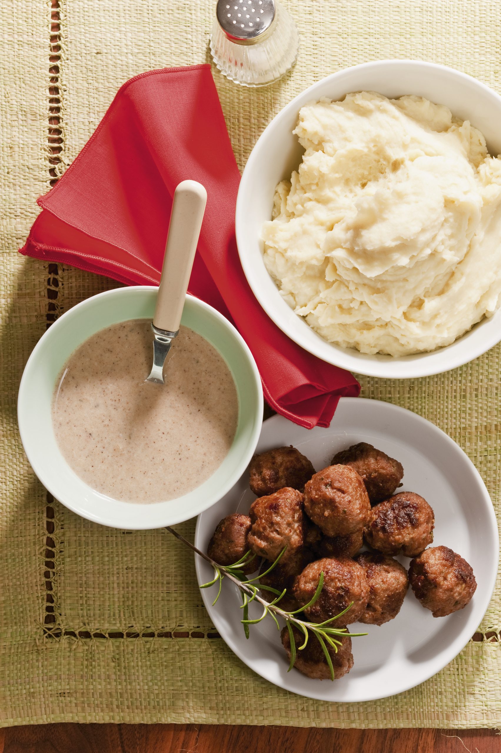 Purée de pommes de terre et boulettes de viande hachée
