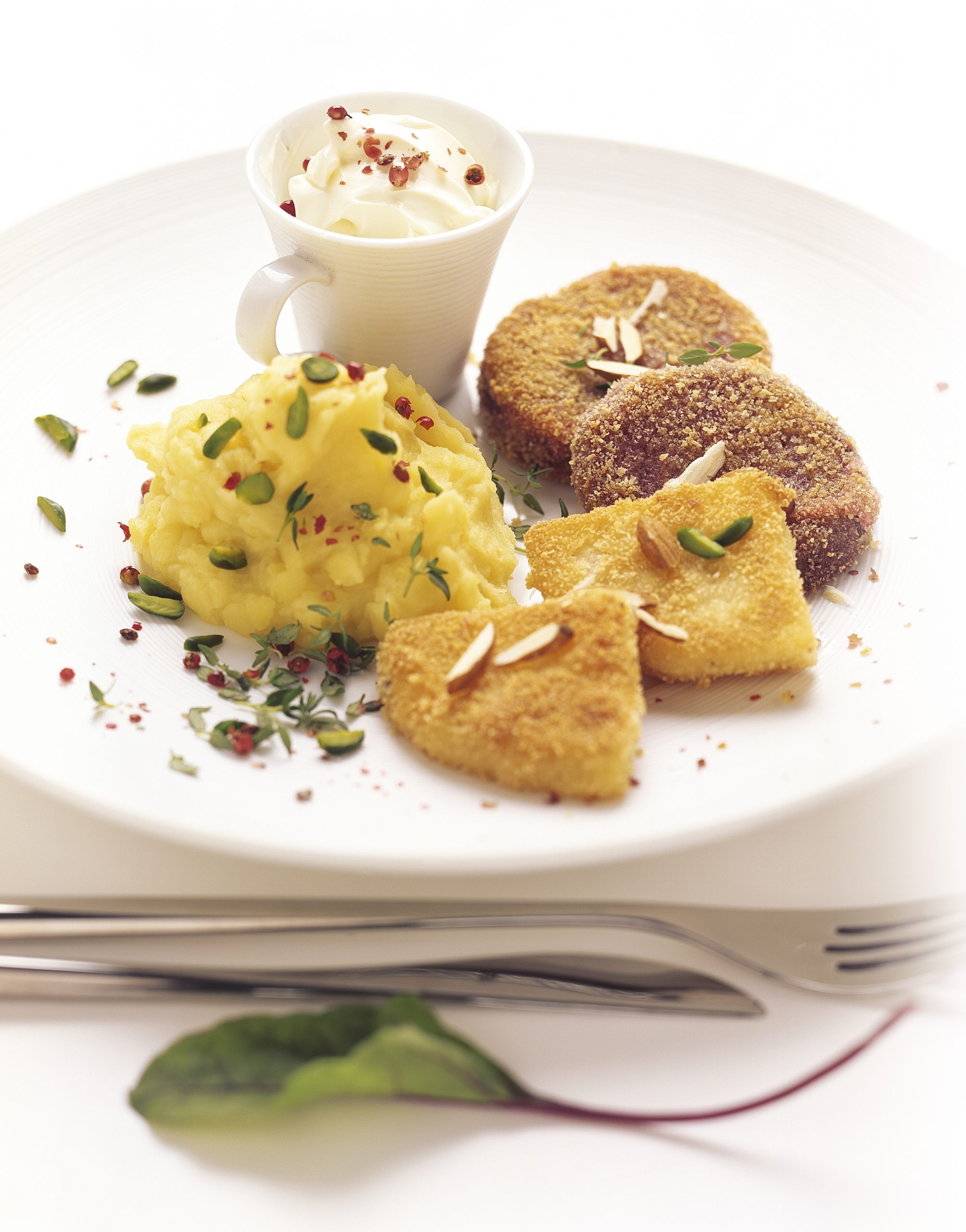 Purée de pommes de terre et tranches de céleri et de betterave panées