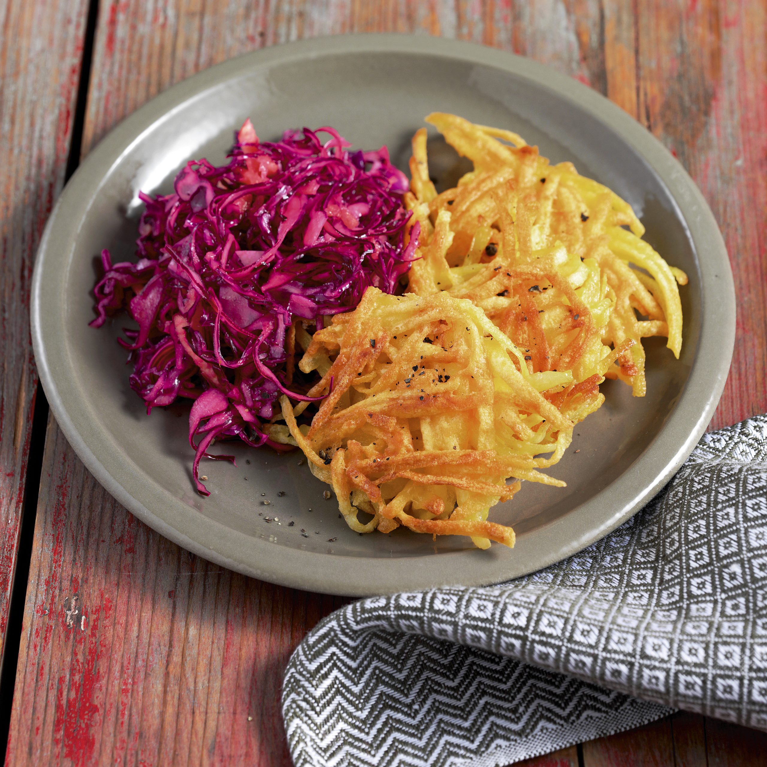 Galettes de pommes de terre et salade de chou