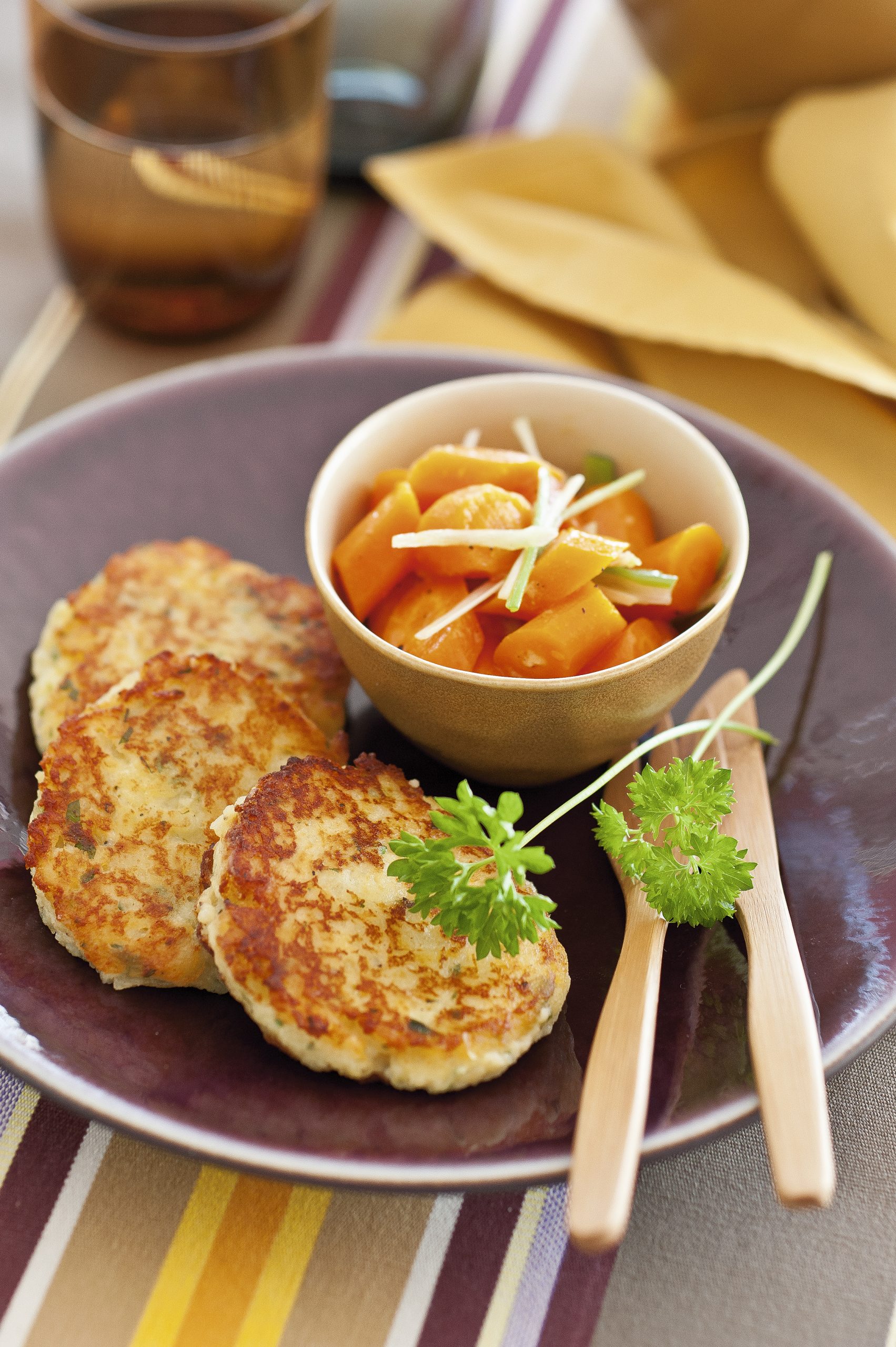 Croquettes de pommes de terre et salade de carottes tièdes