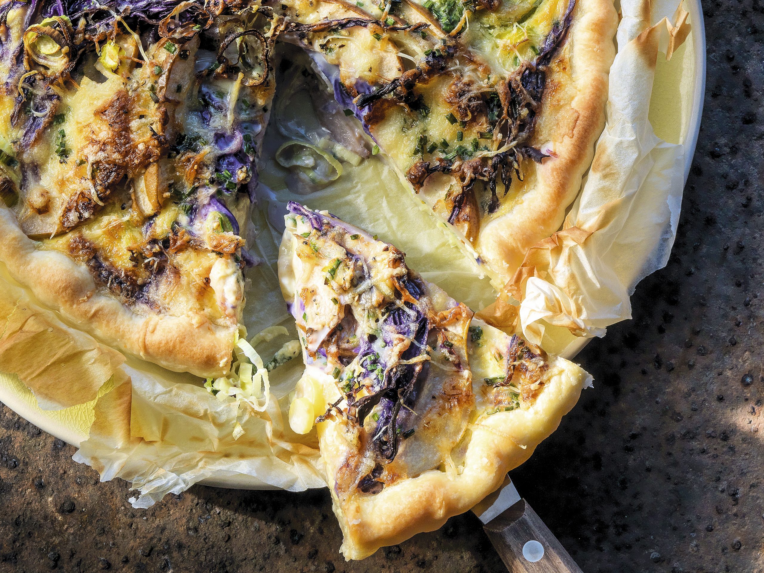 Tarte de pommes de terre au poireau, chou rouge et poire