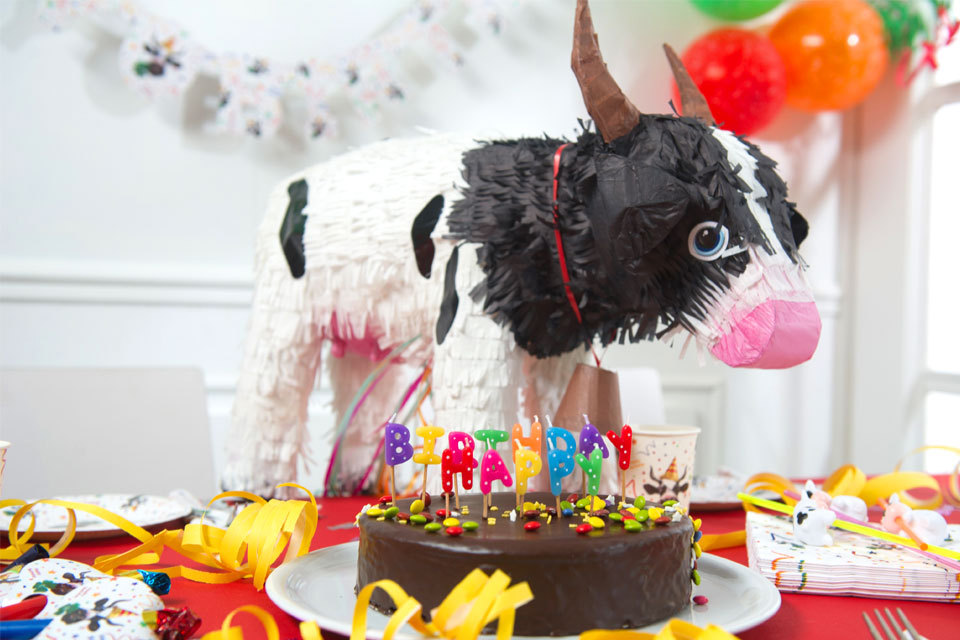 Piñata-Spiel: Wer richtig zieht, gewinnt.