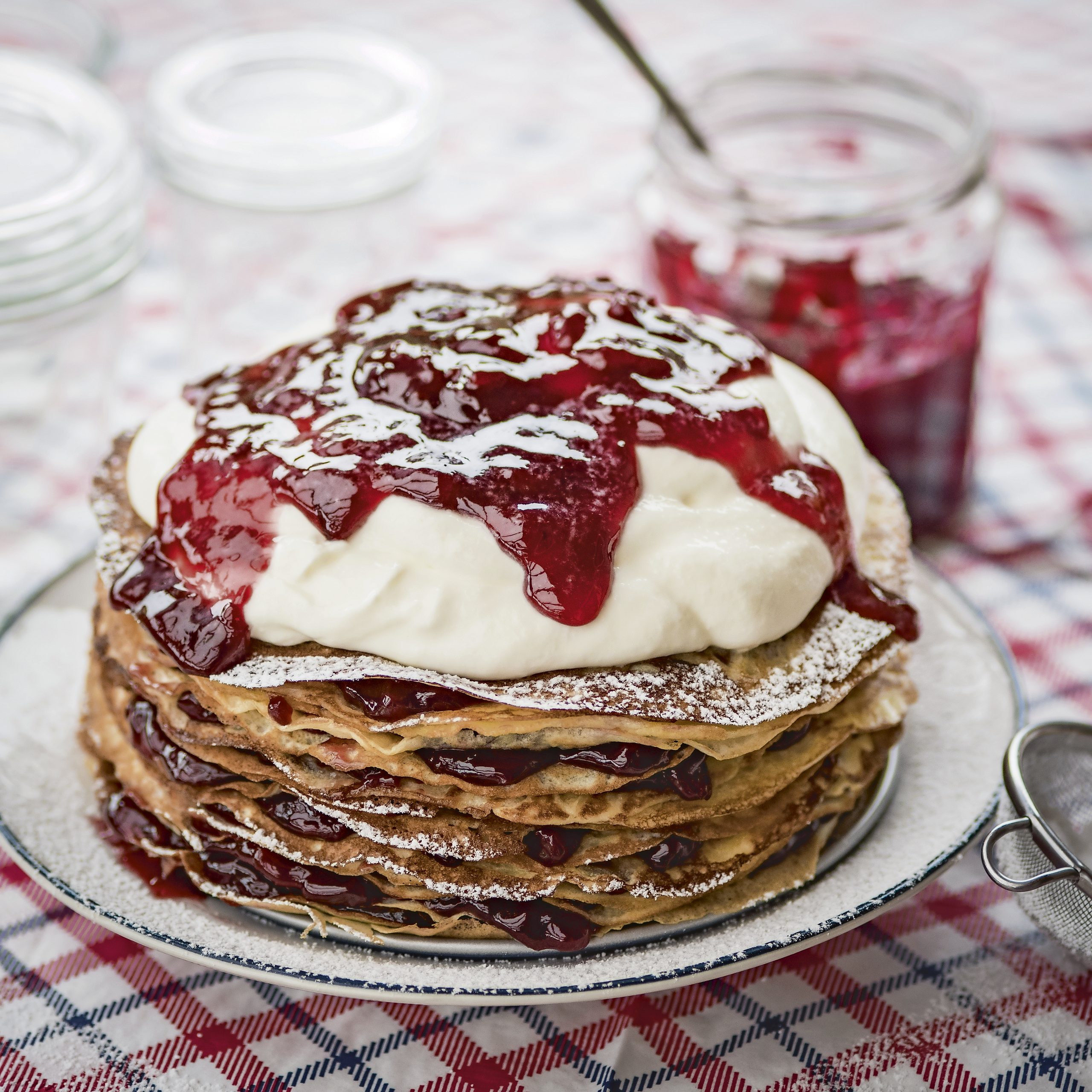 Gâteau de crêpes à la confiture de cerises