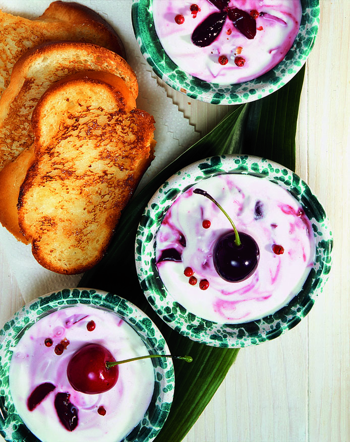 Kirschen-Joghurt mit Zopf-Toast