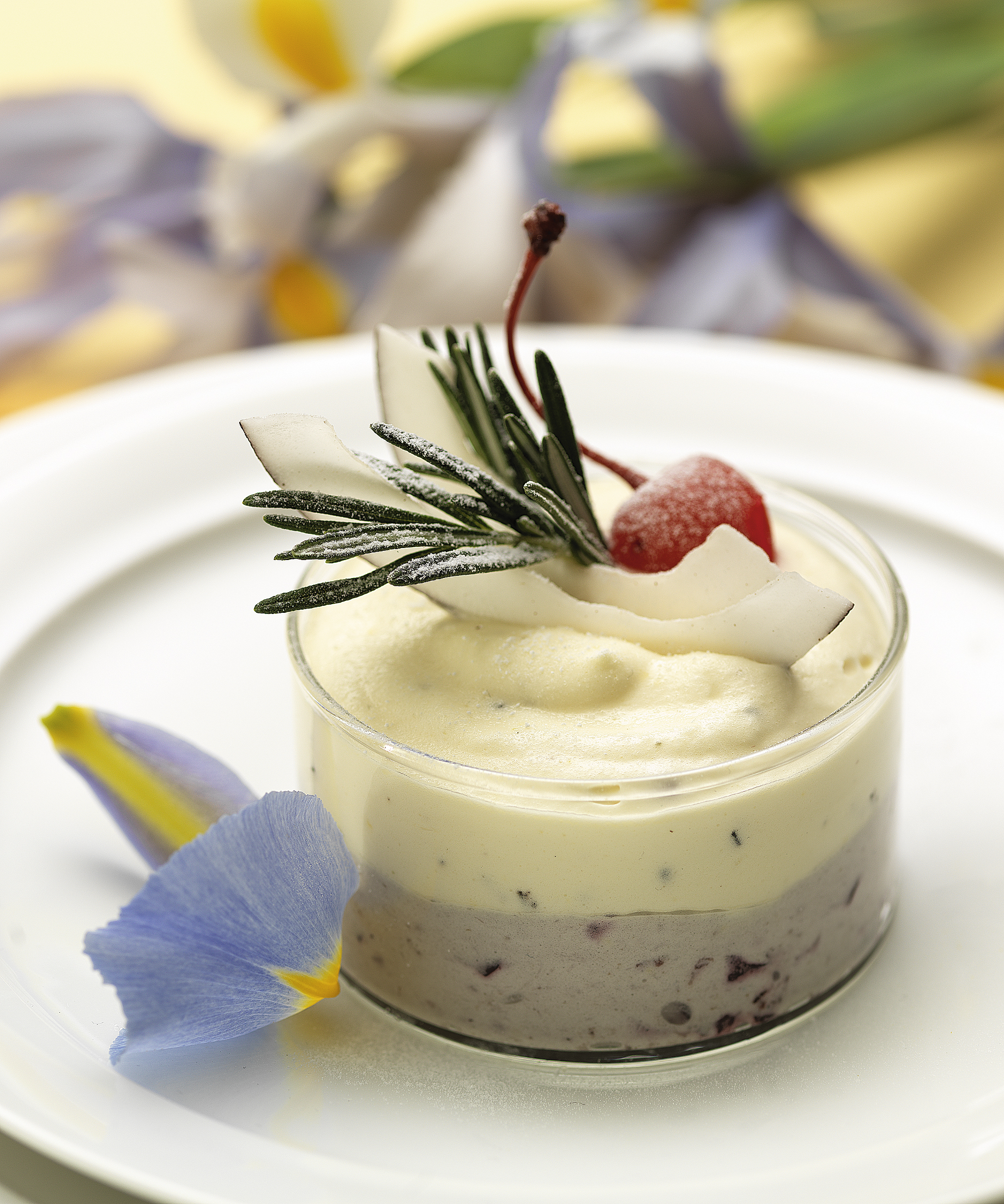 Kirschen-Rosmarin-Parfait