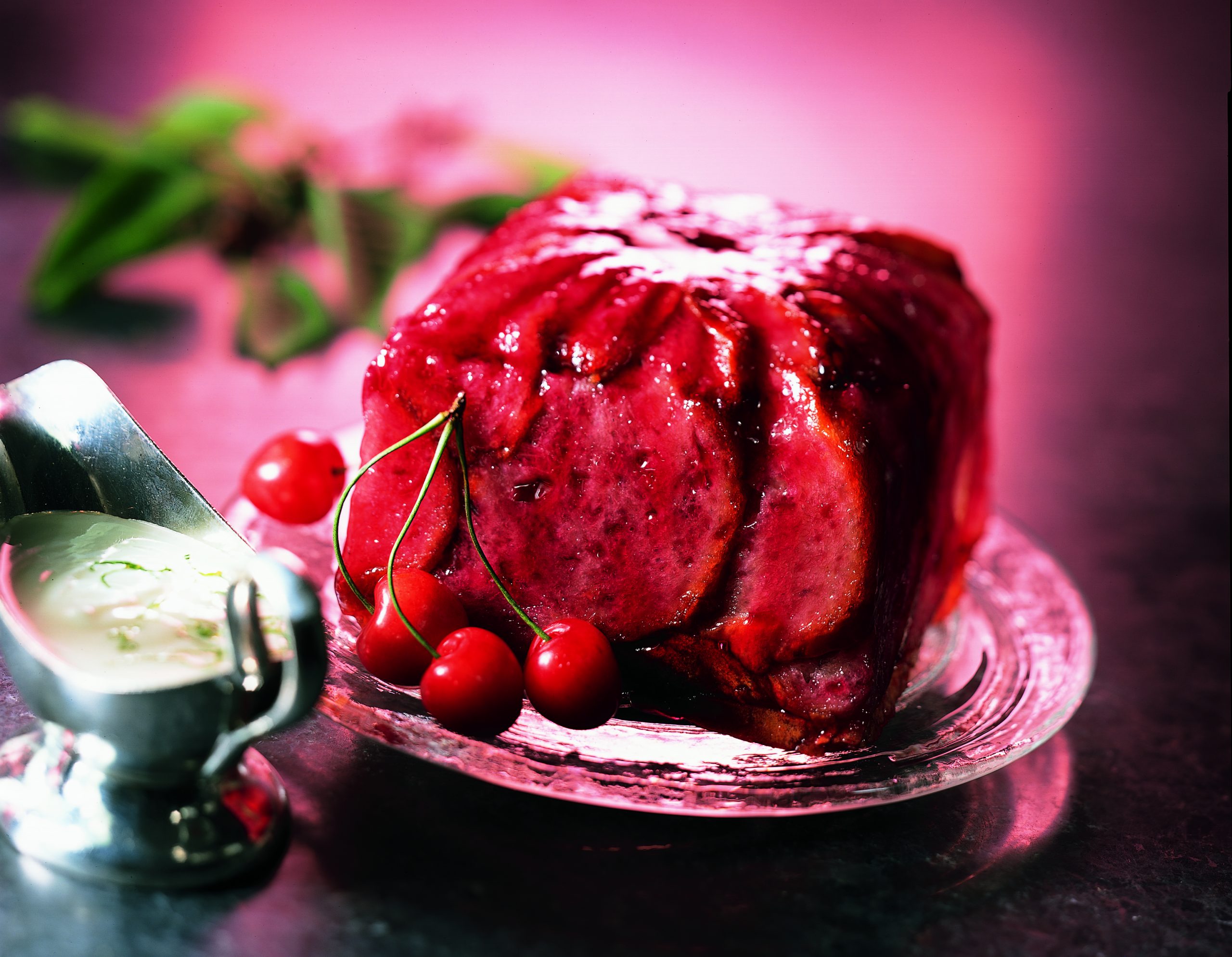 Kirschroter Brotpudding
