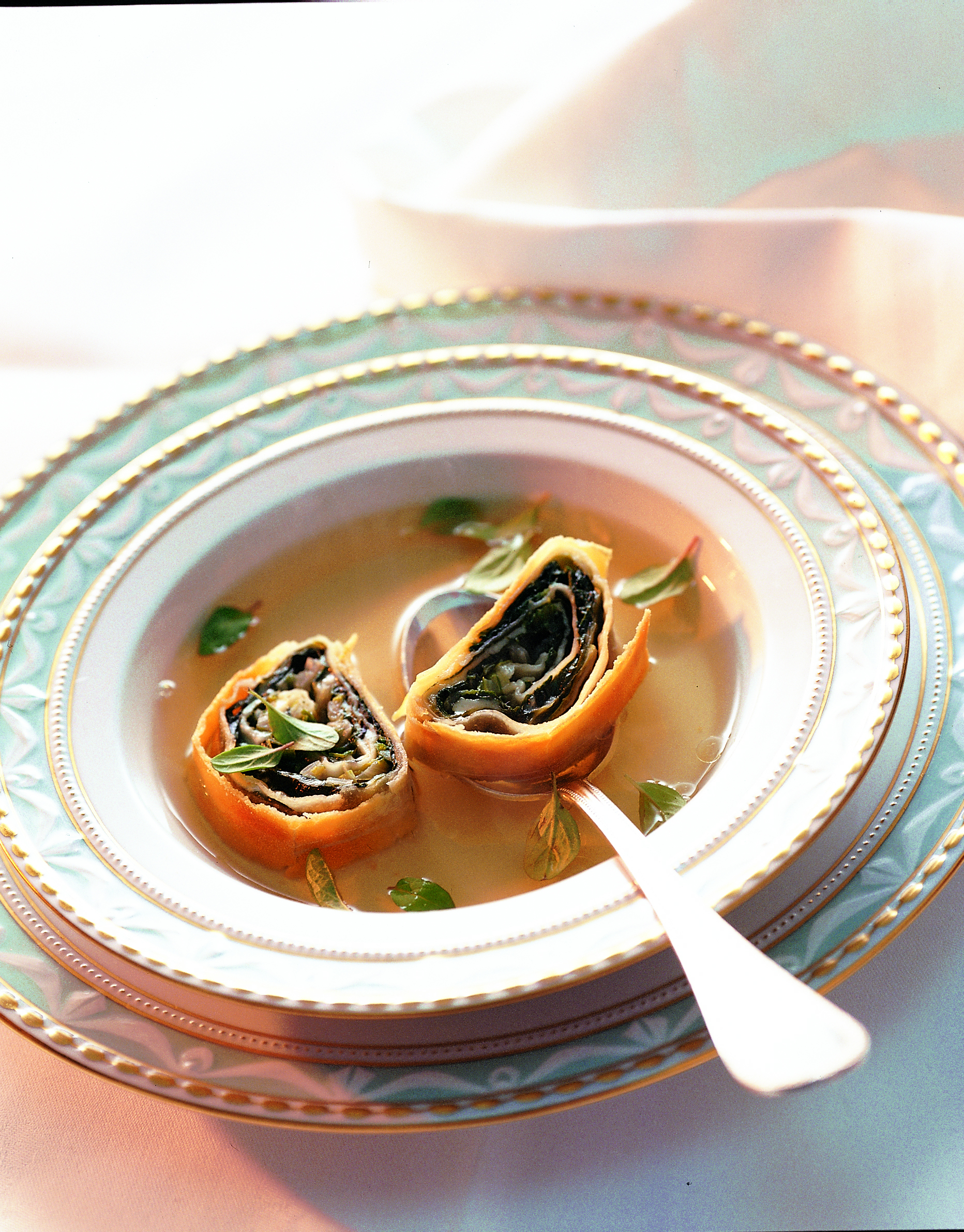 Klare Bouillon mit Frühlingsgemüse-Geisskäse-Strudel