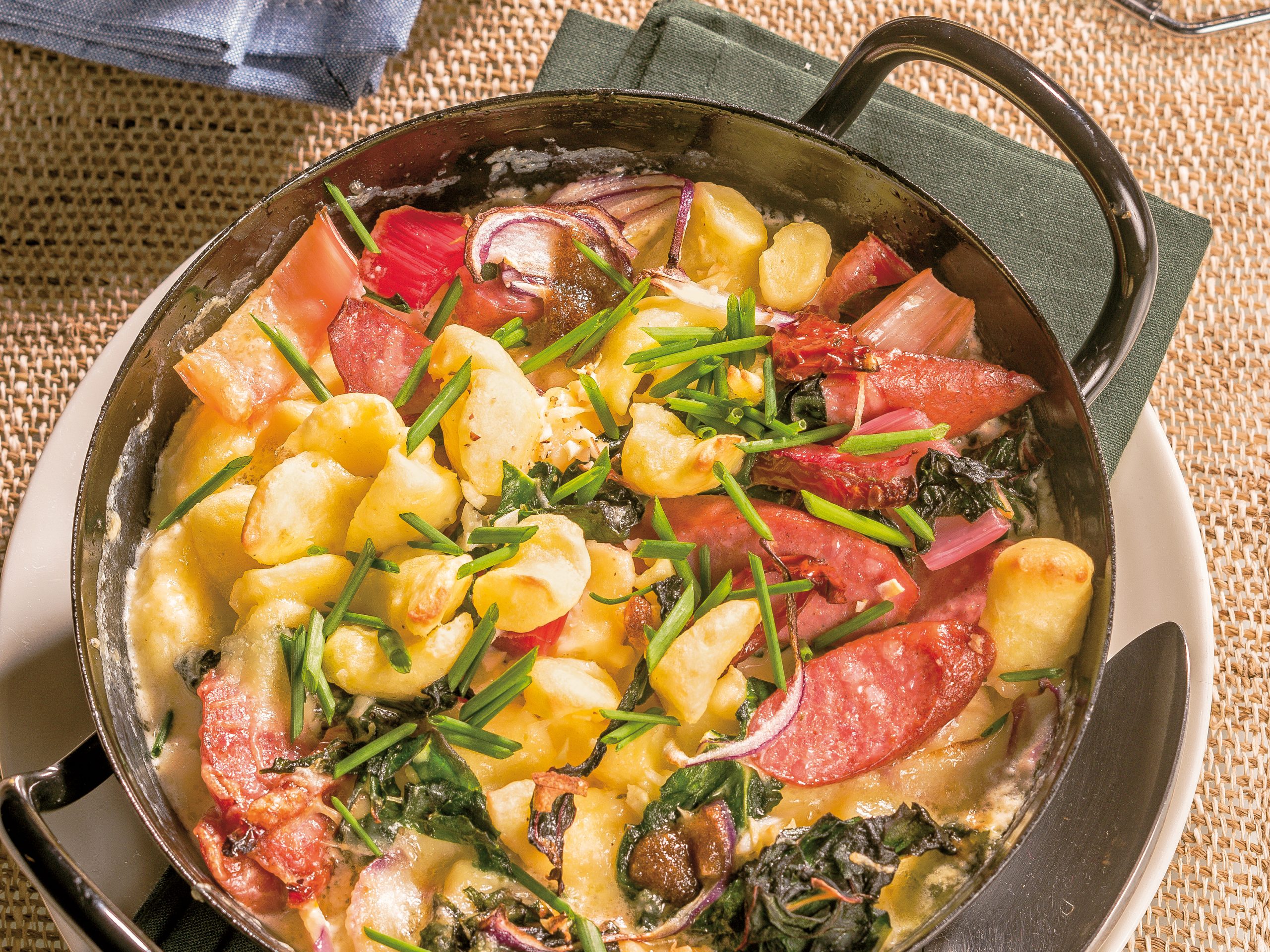 Knöpfligratin mit Krautstielen und Würstchen