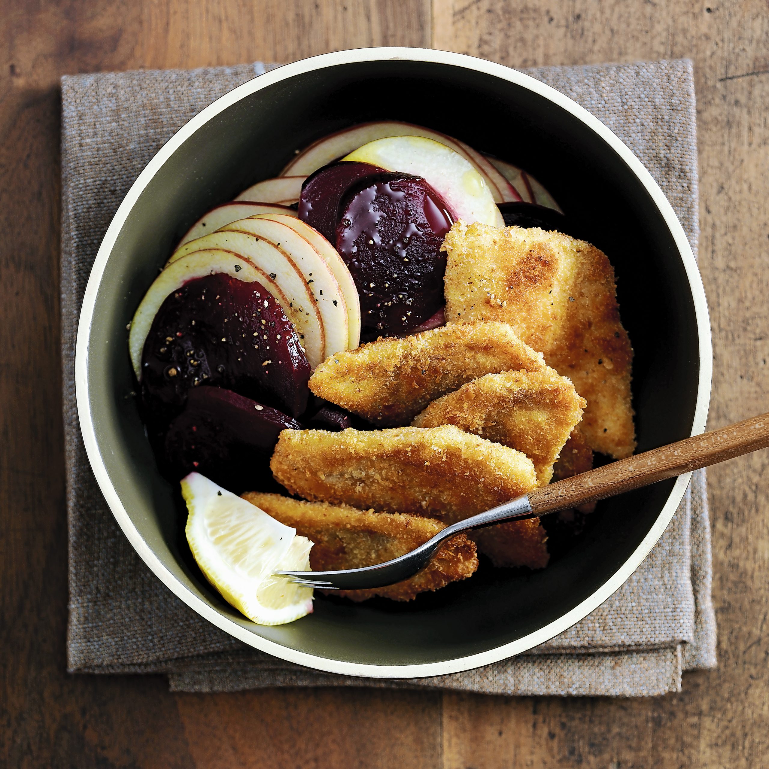 Knusperfische mit Randen-Apfel-Salat