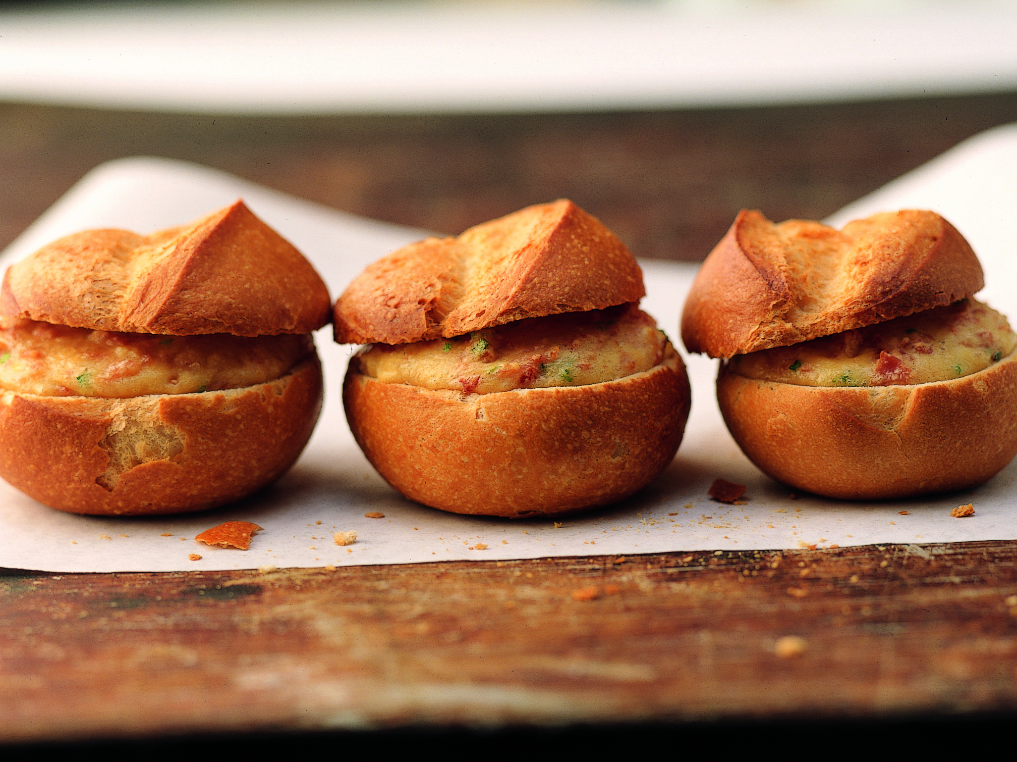 Petits pains croustillants fourrés