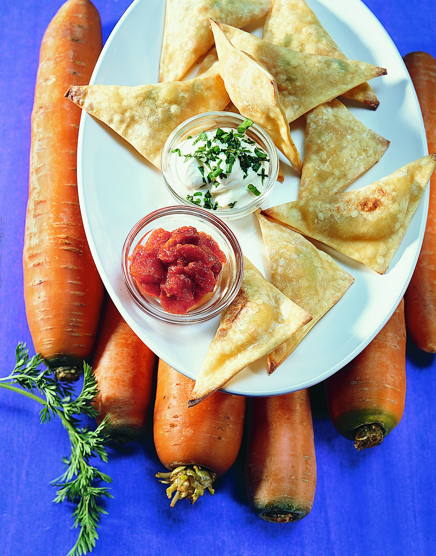 Knusprige Gemüse-Triangoli mit Quark- und Tomaten-Dipp