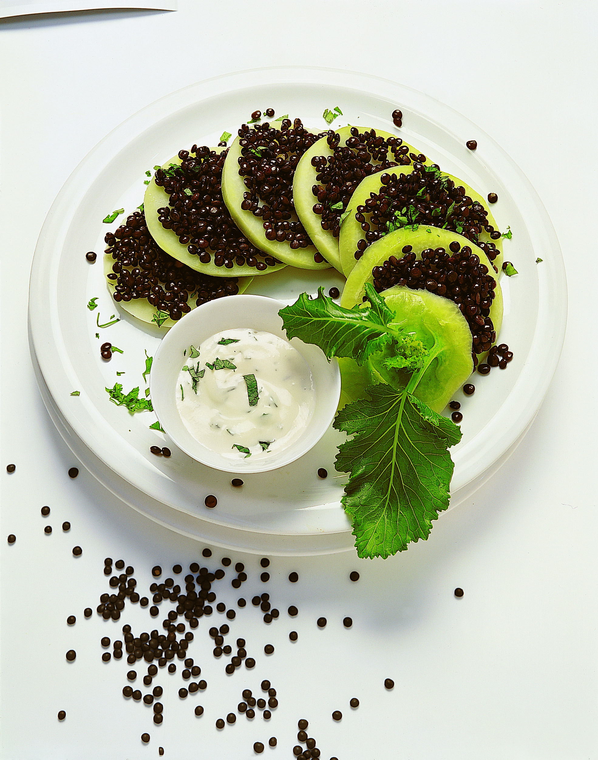 Kohlrabi-Linsen-Türmchen mit Kräuterrahmsauce