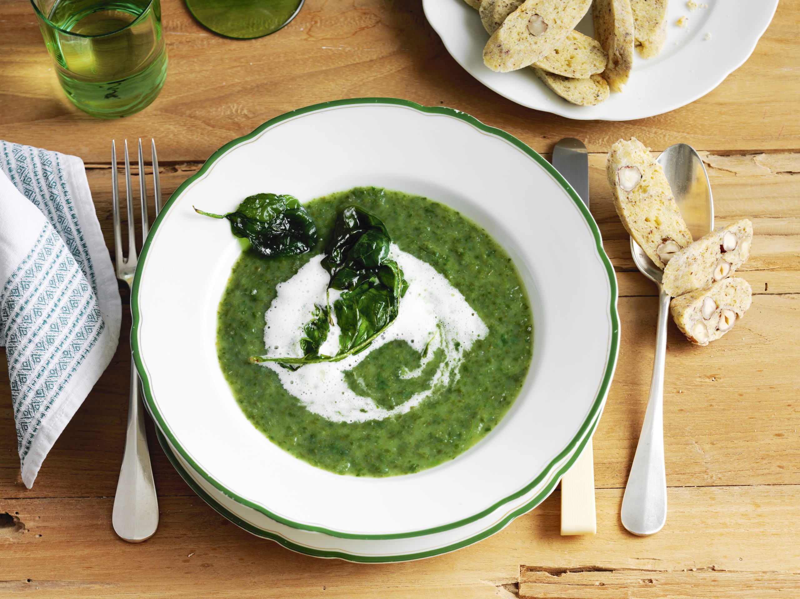 Kohlrabi-Spinat-Suppe und Emmentaler Chrömli