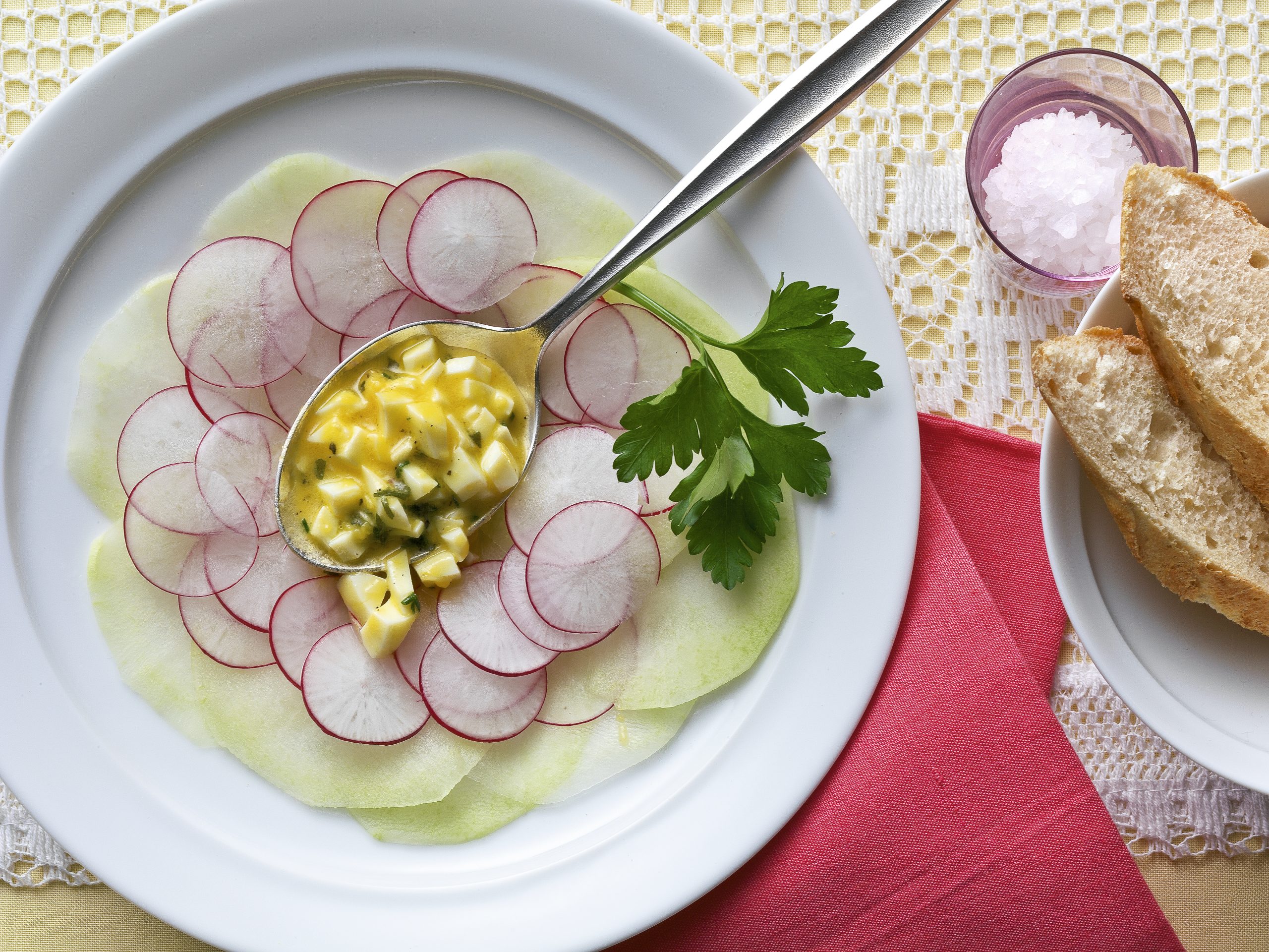 Salade de colrave vinaigrette aux oeufs et à l'ail des ours