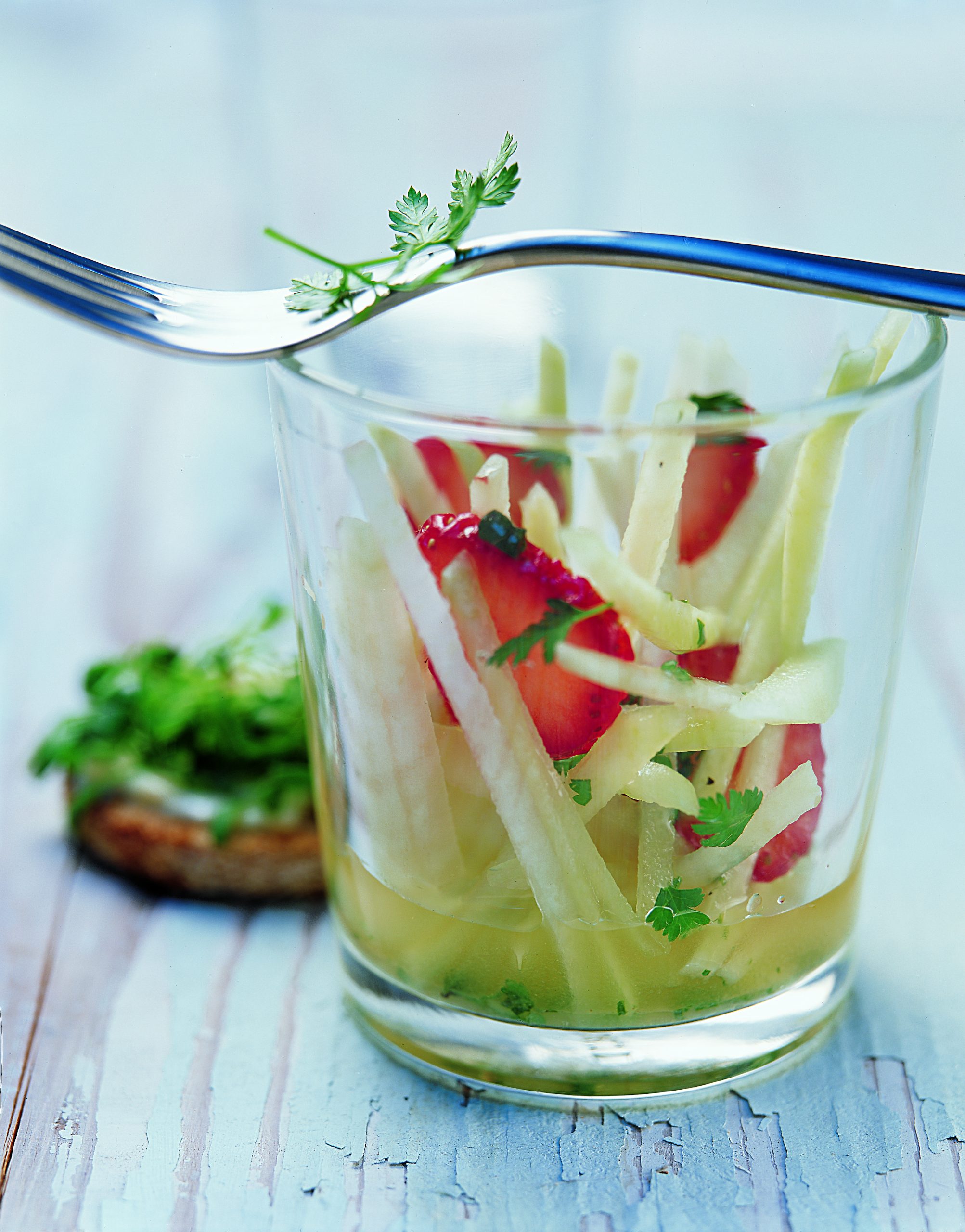 Kohlrabisalat mit Erdbeersauce