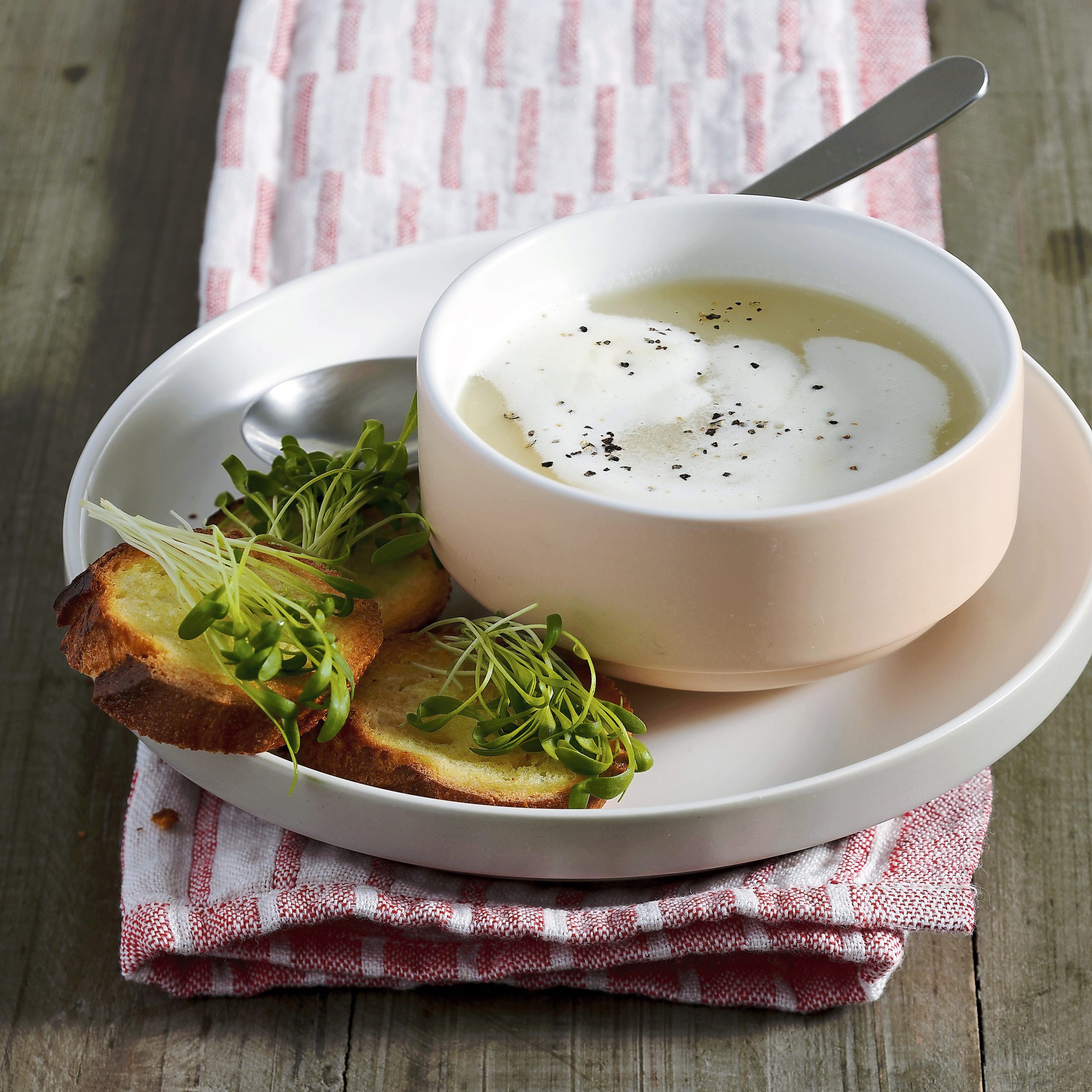 Kohlrabisuppe mit Kresse-Butterbroten