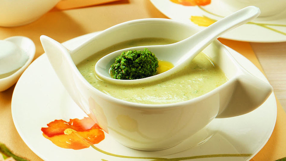 Soupe de chou-rave et pesto de roquette