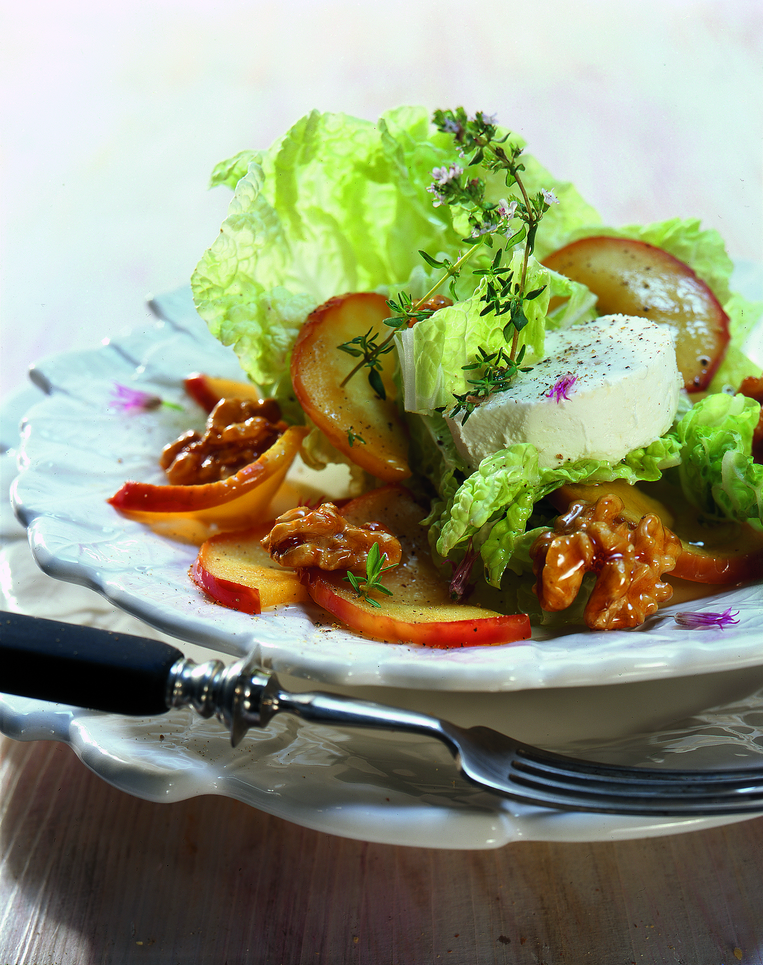 Salade de chou aux noix, aux pommes et aux formaggini