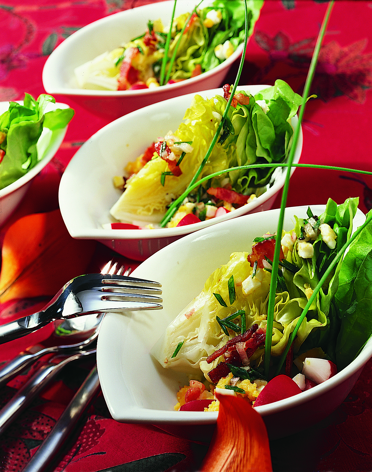 Kopfsalatherzen an Radieschen-Vinaigrette