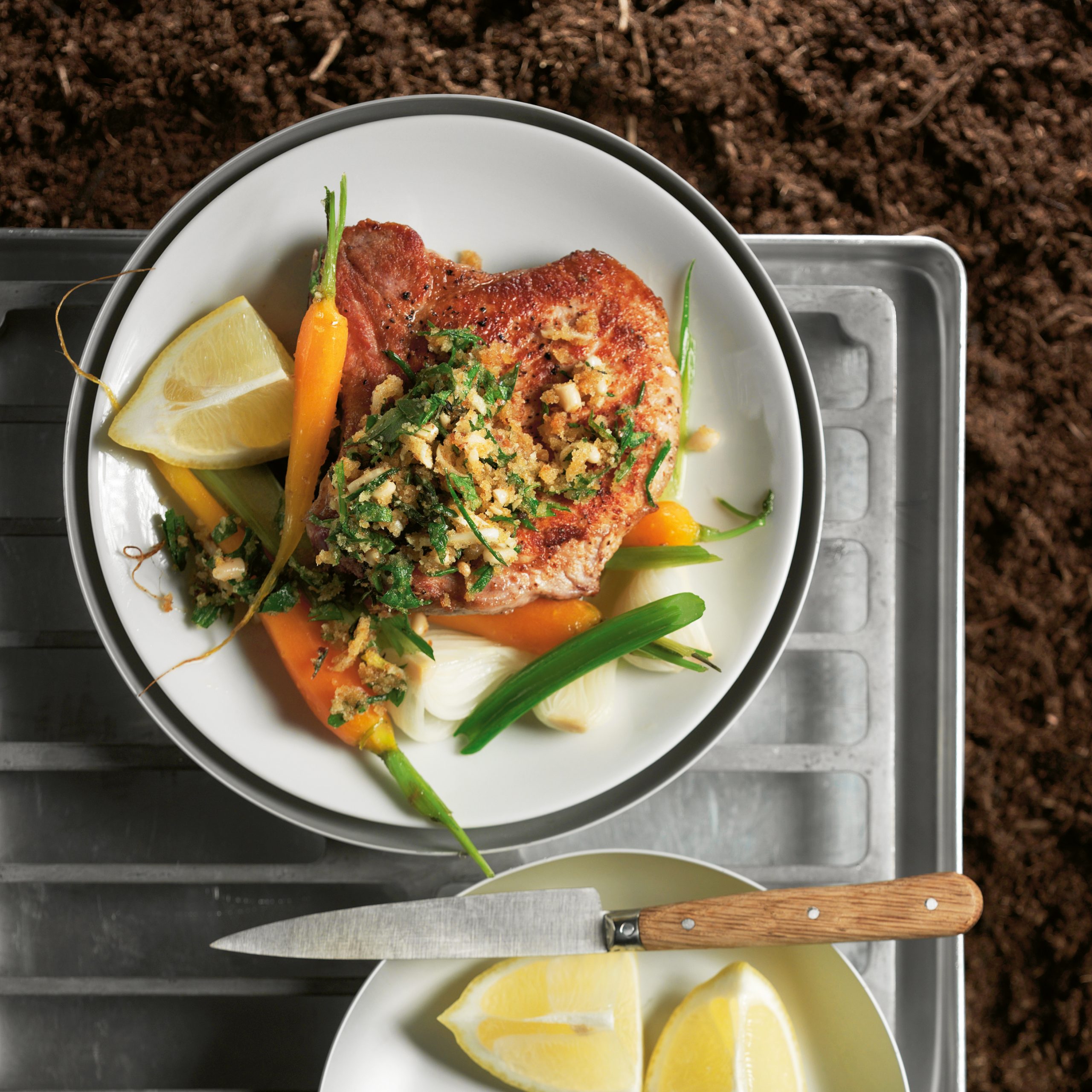 Côtelettes, croustillant aux herbes et carottes