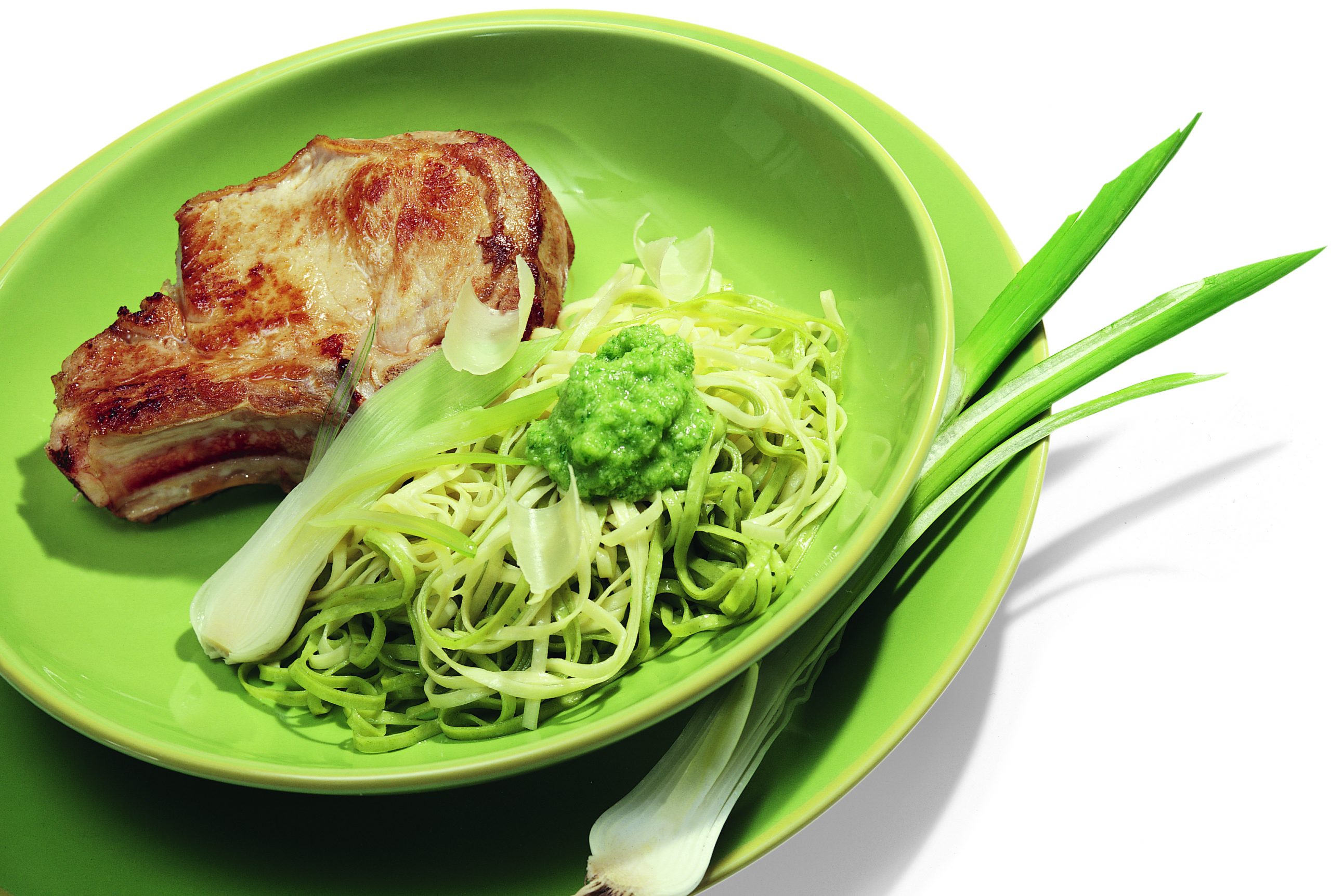 Côtelettes, pâtes et pesto d'oignons nouveaux