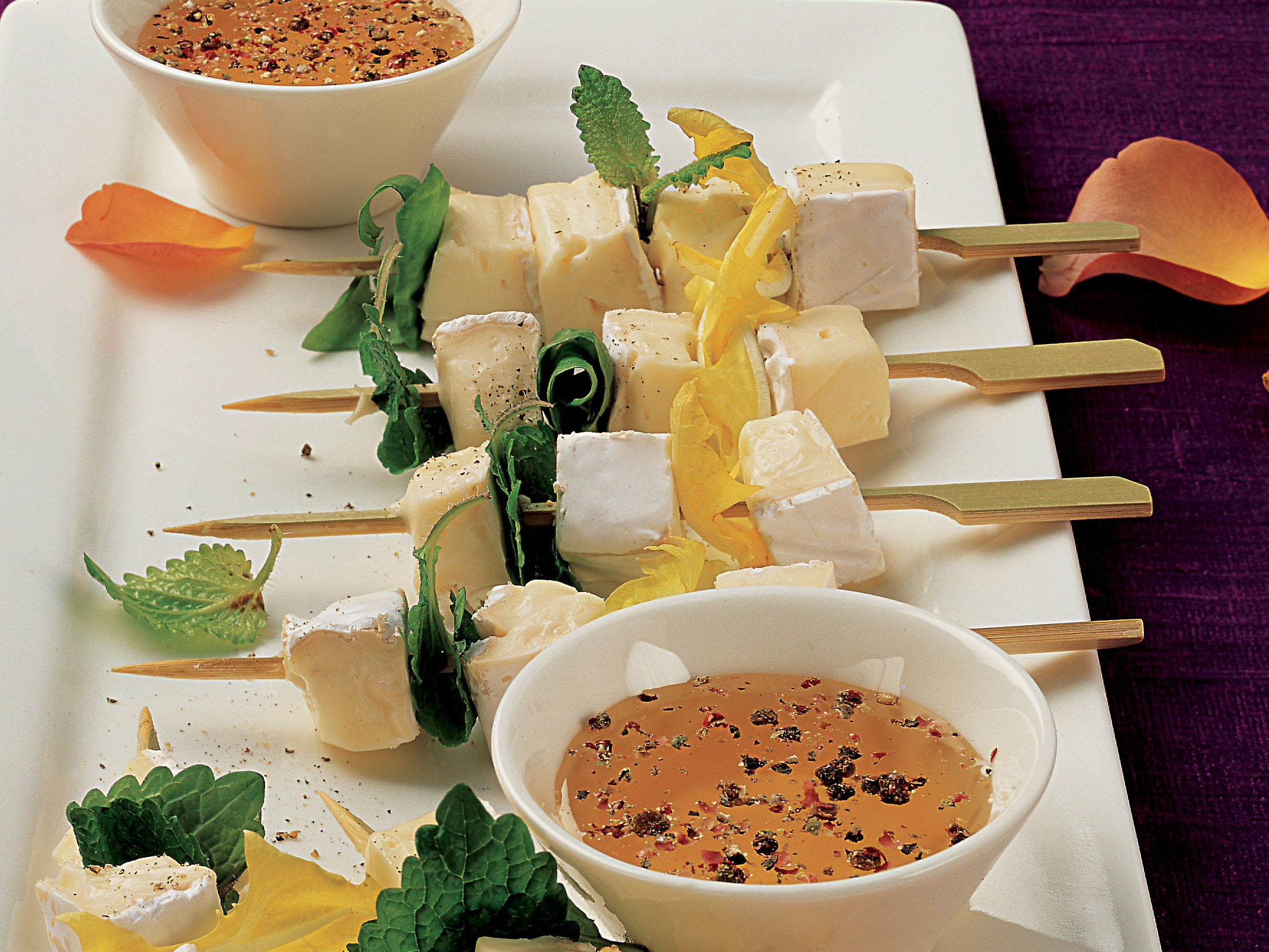 Brochettes de brie et de fines herbes et miel poivré