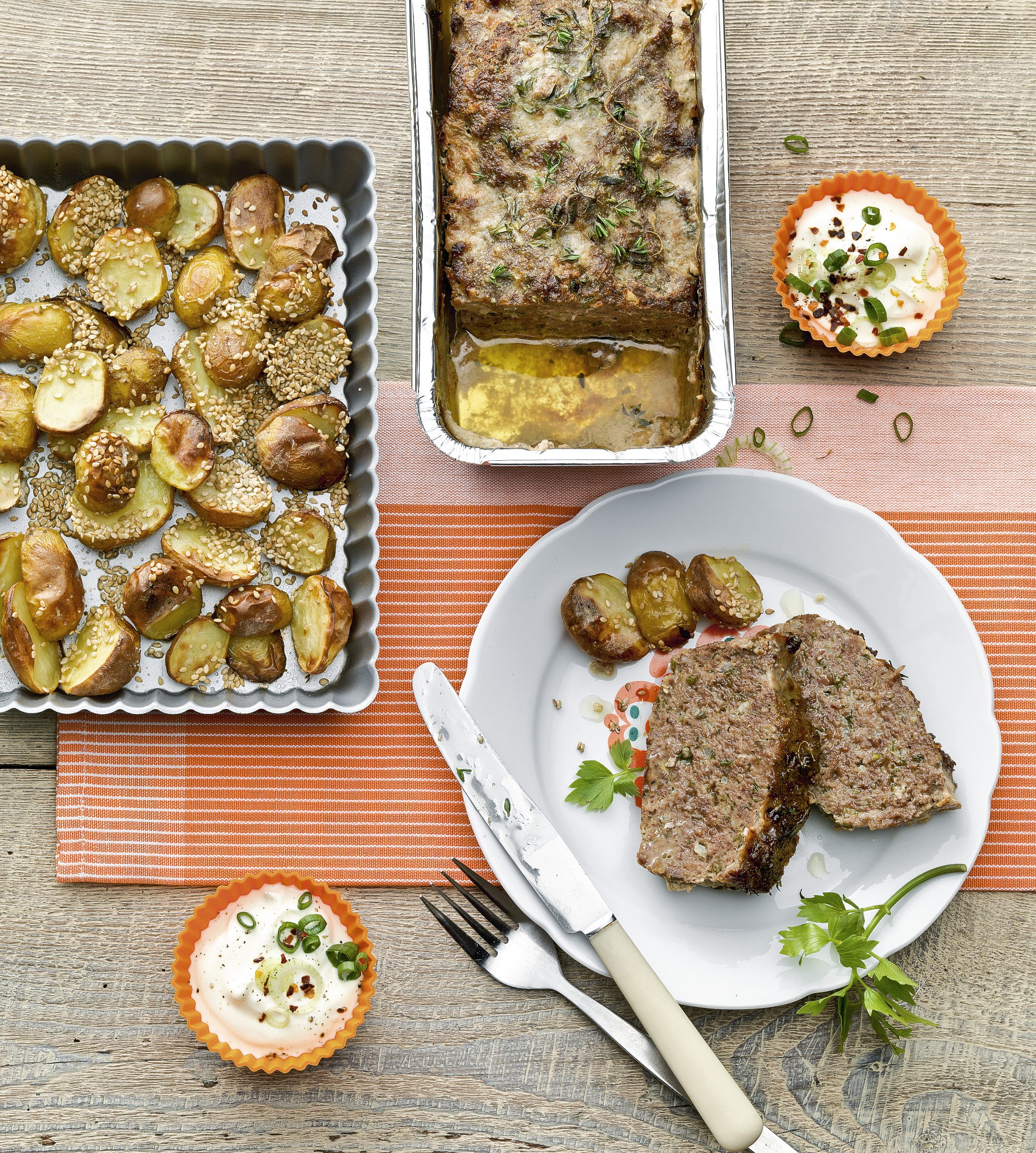 Rôti haché aux fines herbes, pommes de terre au sésame et dip