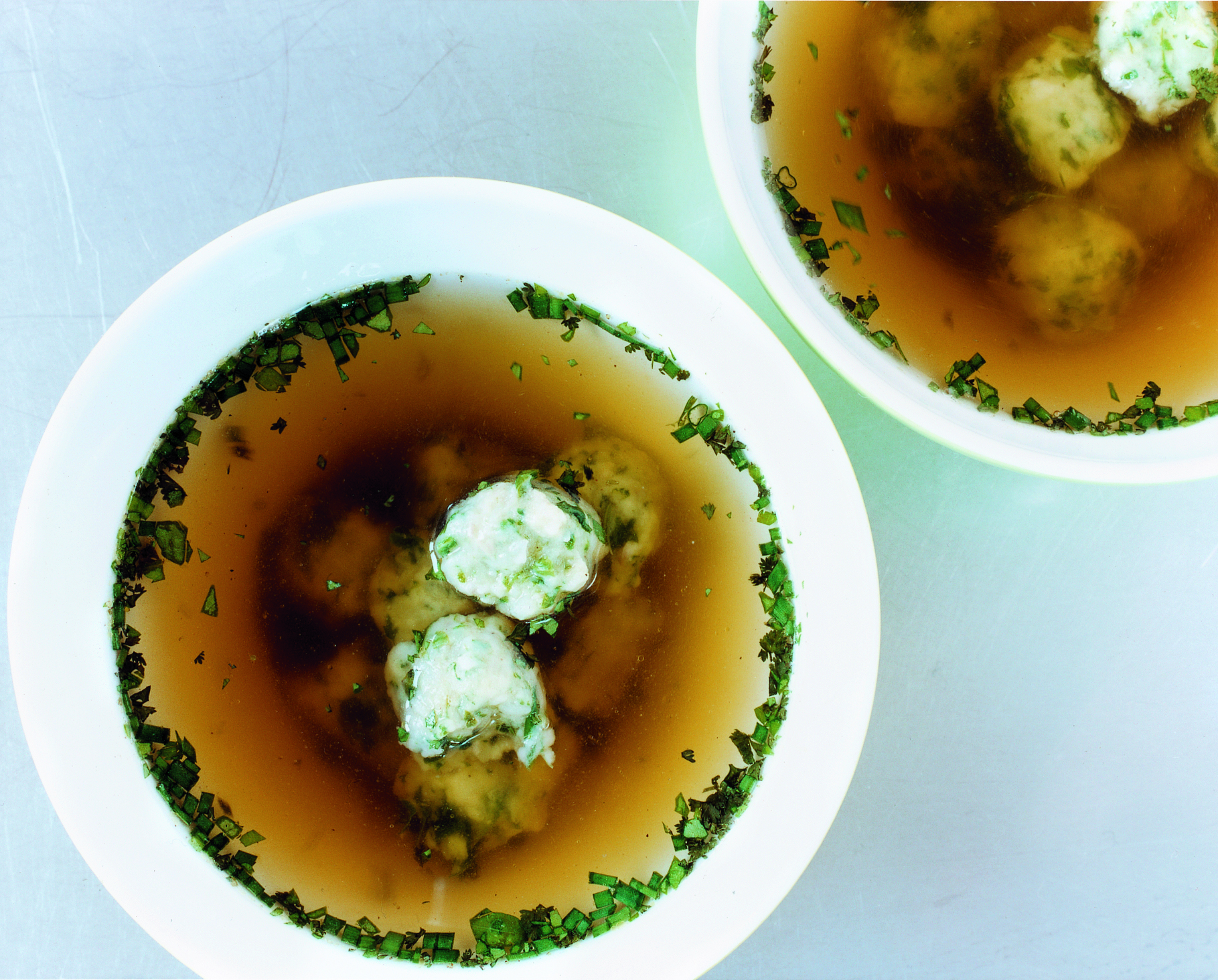 Bouillon aux fines herbes garni de gnocchis aux épinards