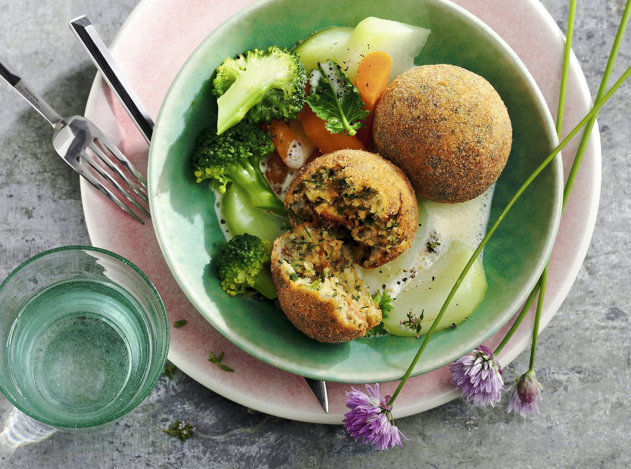 Kräuterknödel auf Röstgemüse