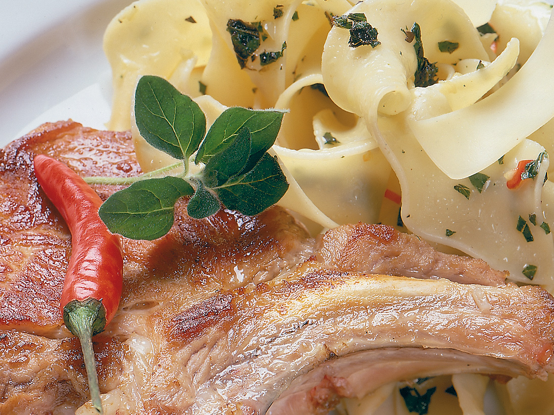 Côtelettes de veau et pâtes aux herbes
