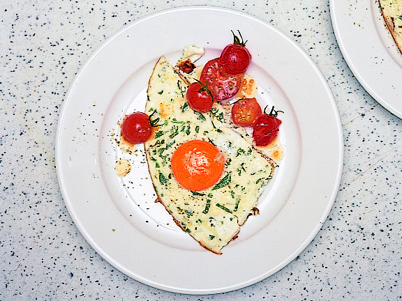 Oeufs sur le plat à la crème aux fines herbes
