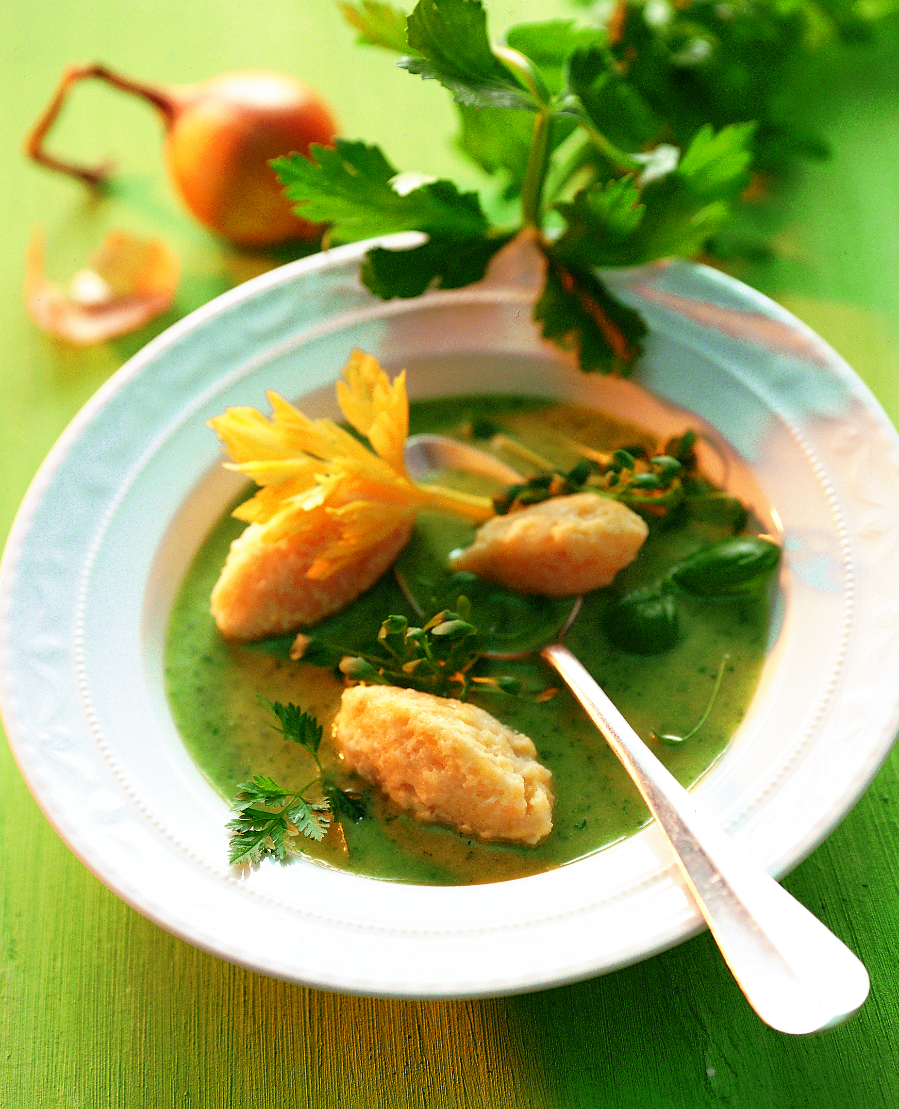 Potage aux fines herbes et aux quenelles de munster