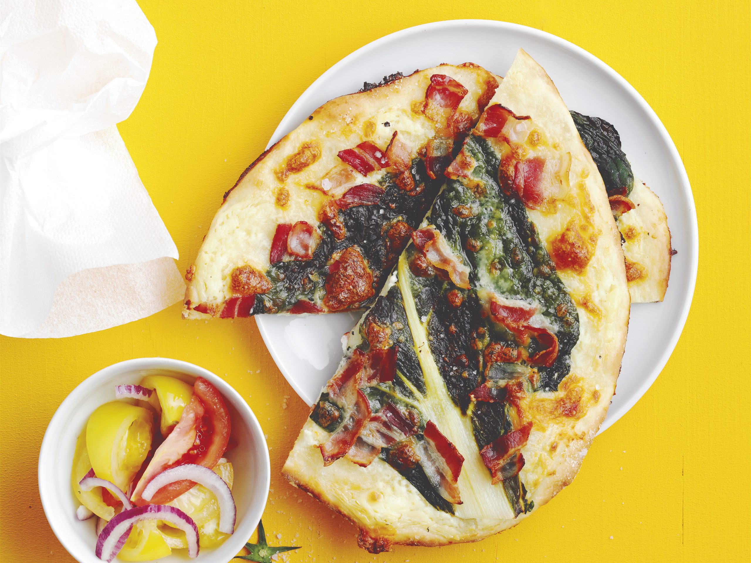 Pizza aux côtes de bettes et au lard