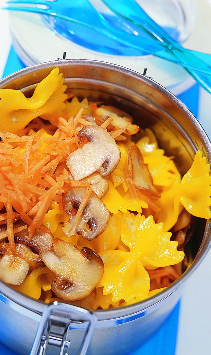 Salade de farfalle aux champignons et aux carottes