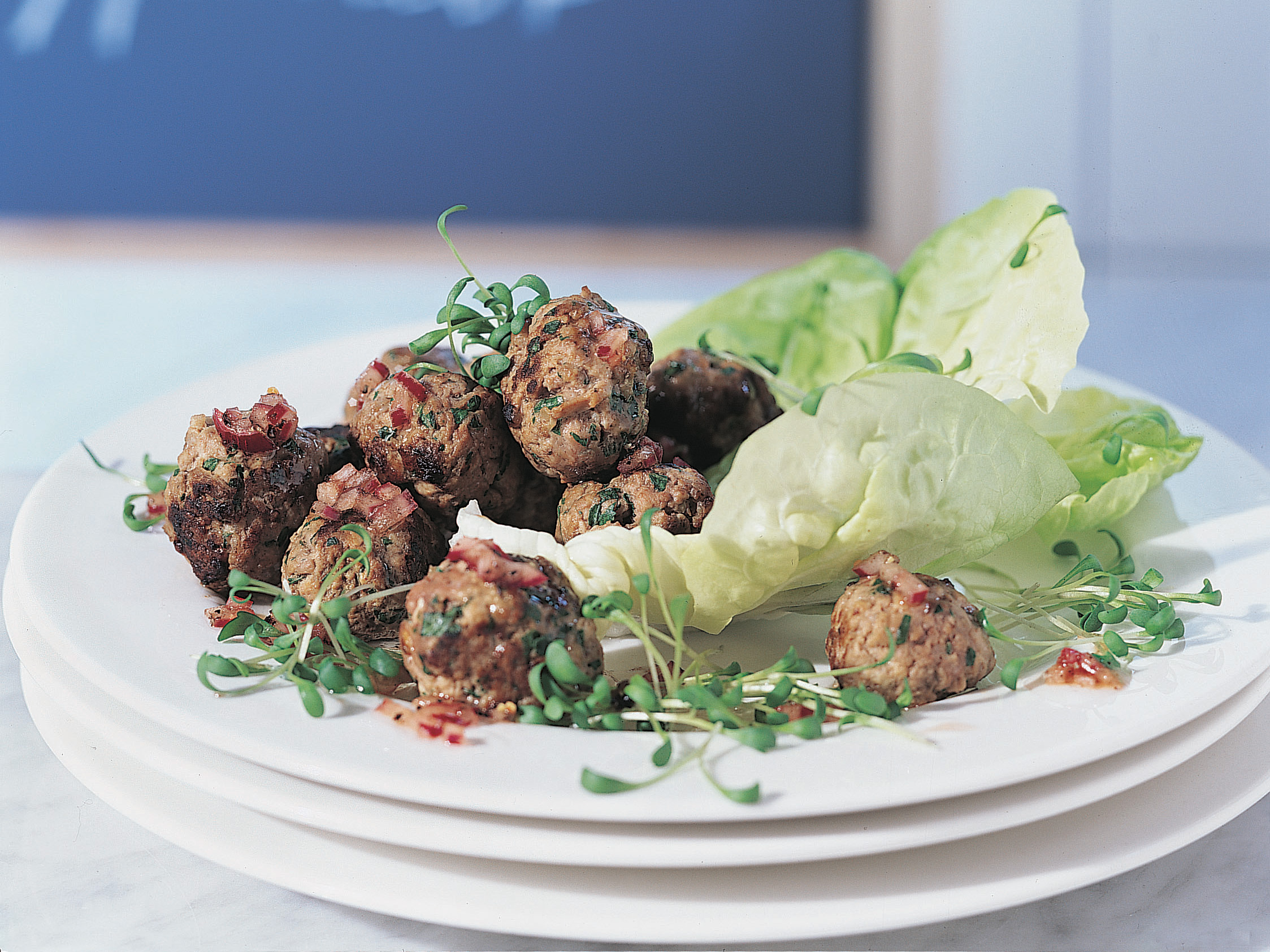 Kresse-Hackfleischbällchen mit Kopfsalat