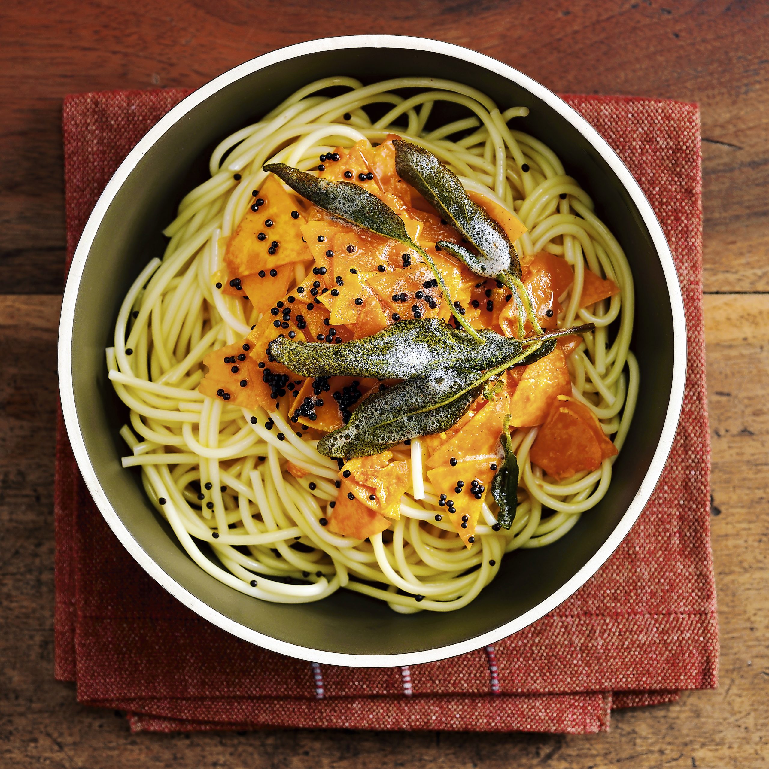 Kürbis-Spaghetti mit Salbei