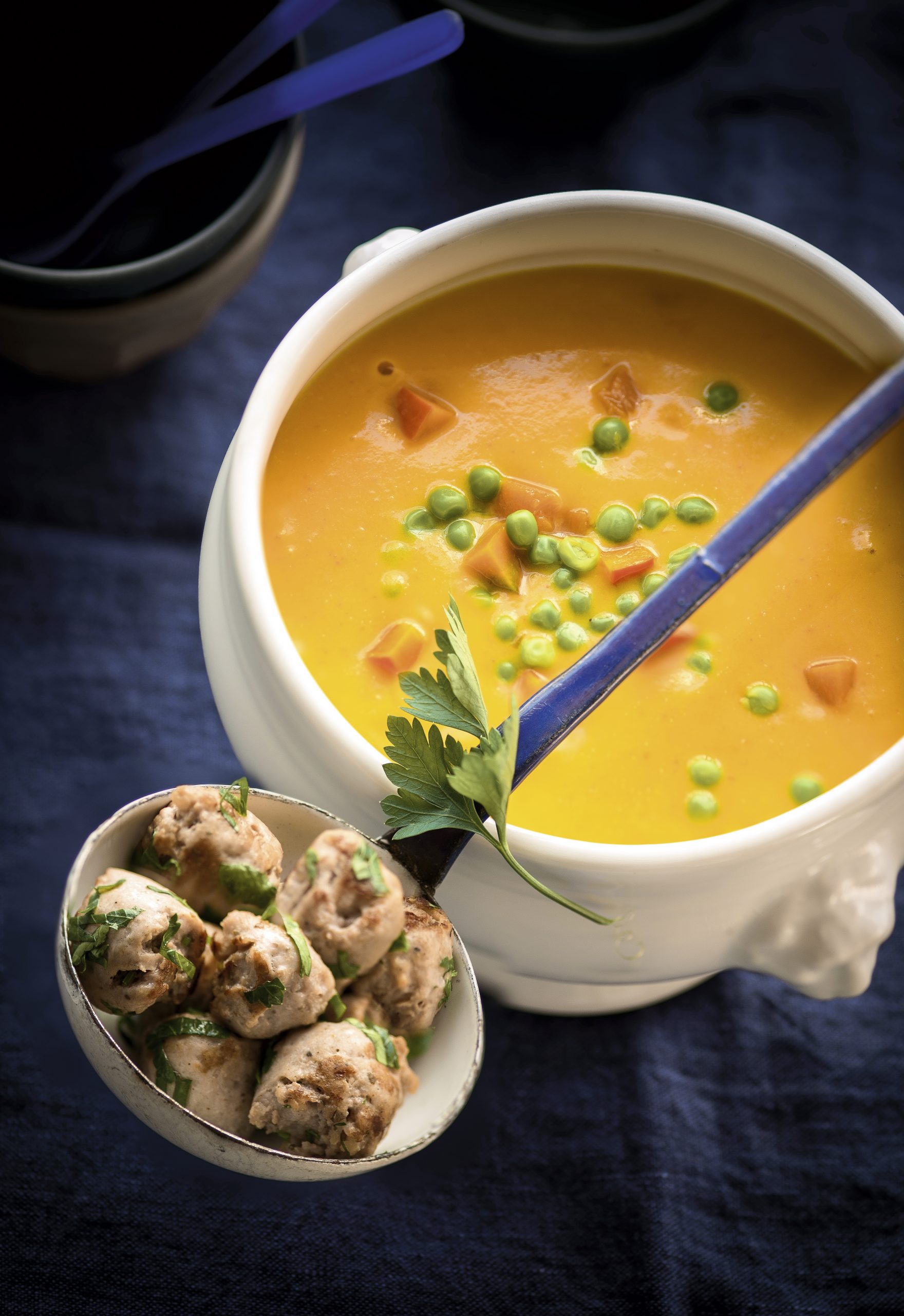 Kürbissuppe mit Bratwurst-Kügelchen