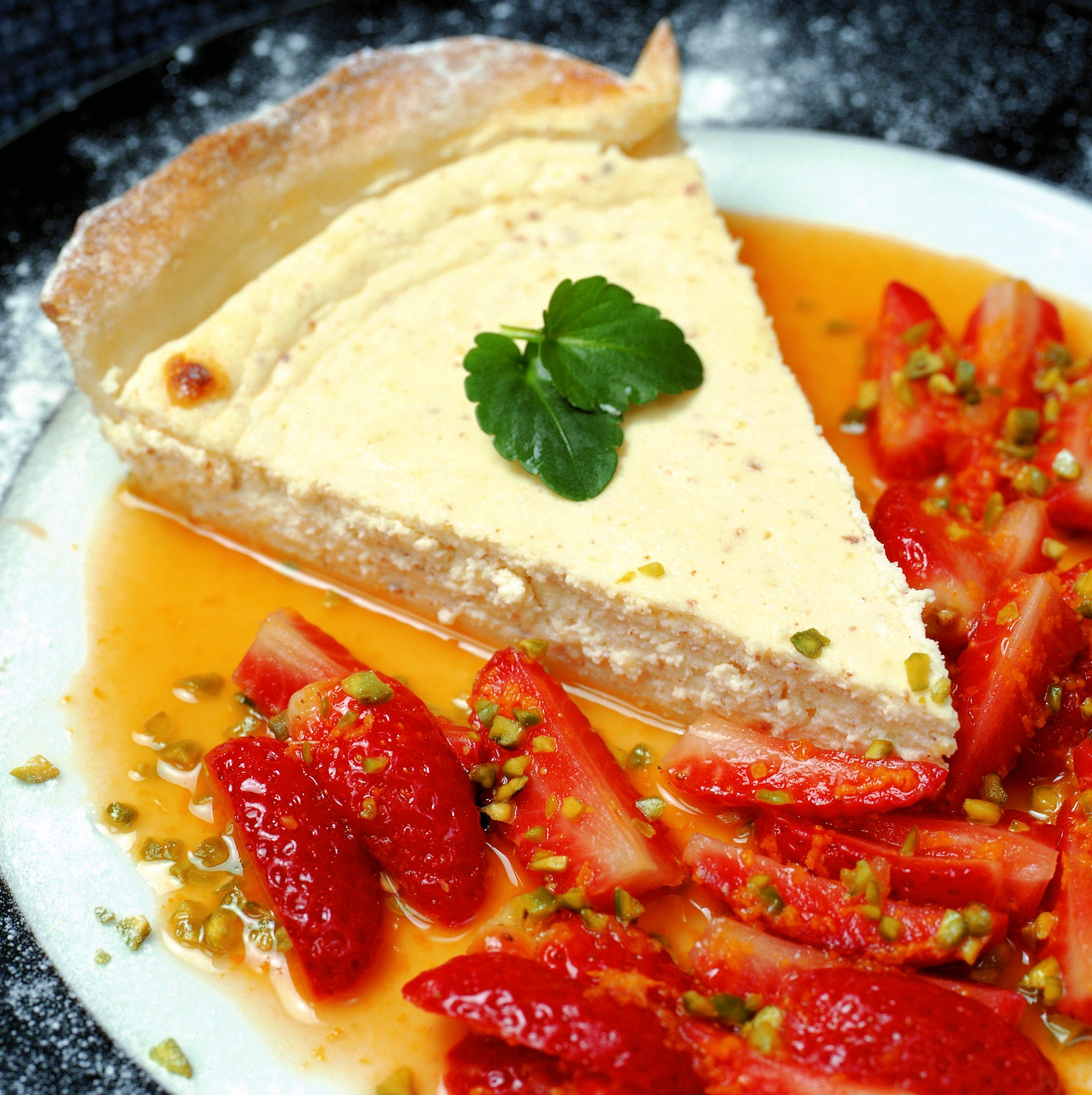Lauwarme Quarkwähe mit Erdbeeren