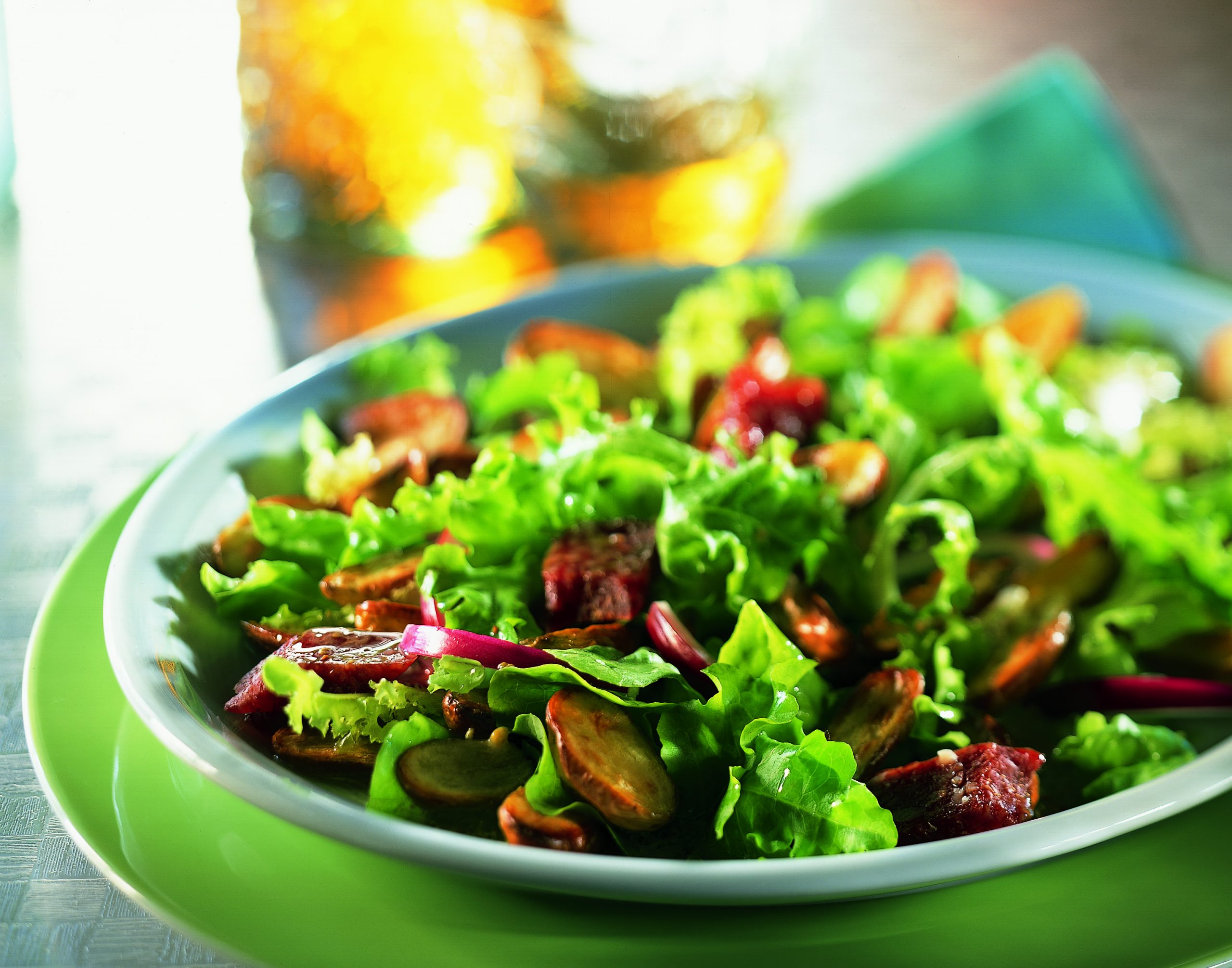 Lauwarmer grüner Salat mit Blechkartoffeln