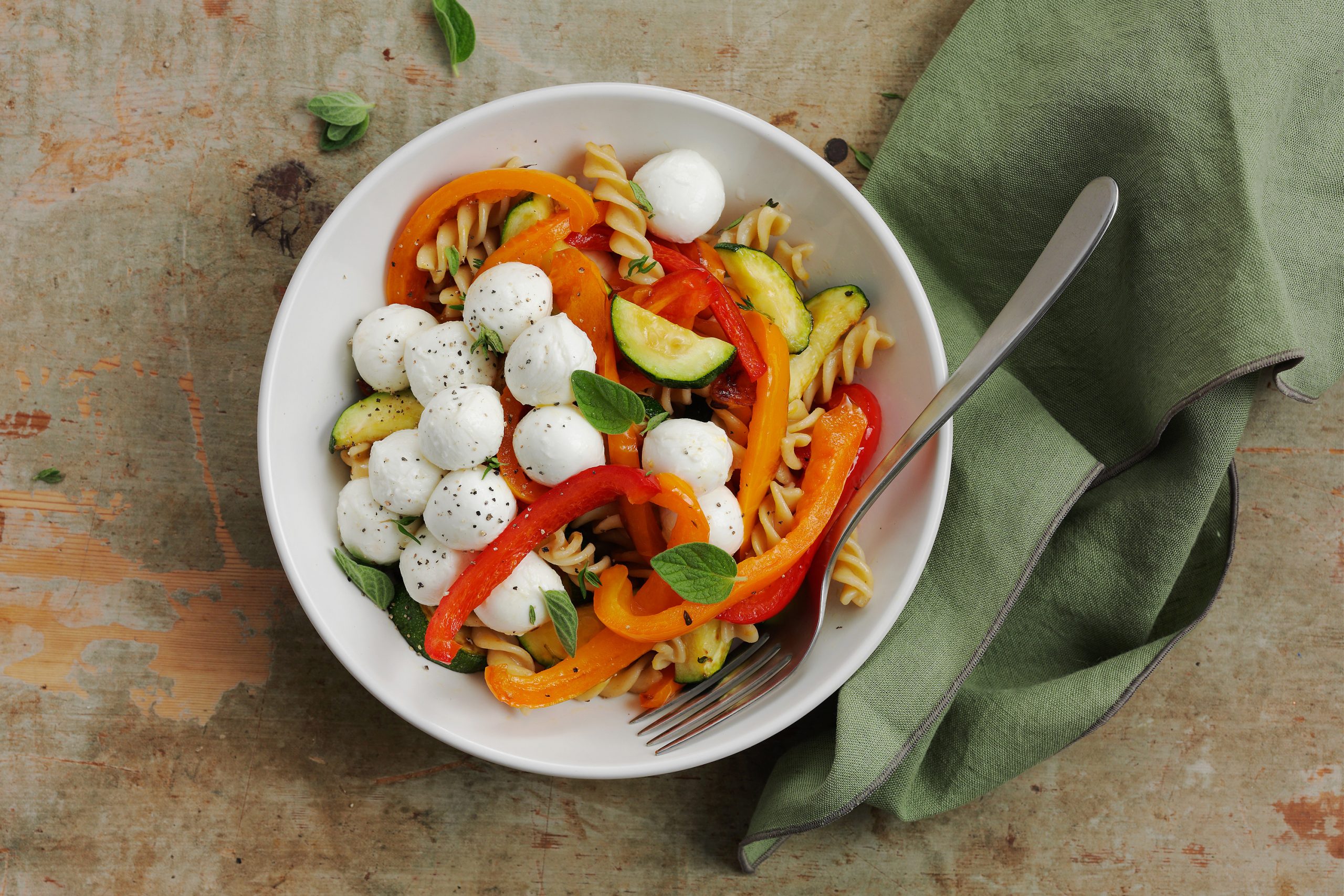 Lauwarmes Sommergemüse mit Mozzarella und Teigwaren (Low Carb)