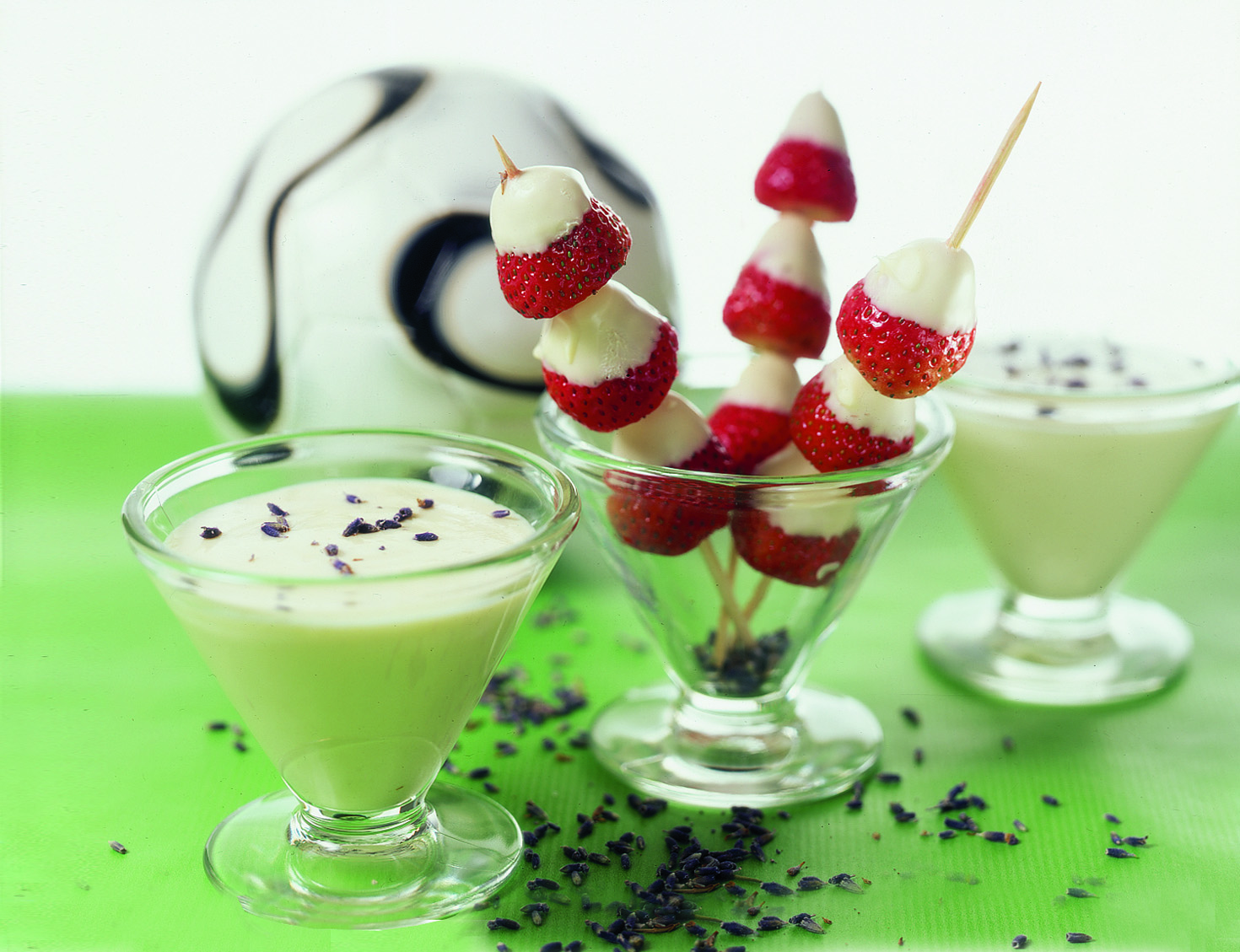 Lavendelblütencrème mit Erdbeerspiessli