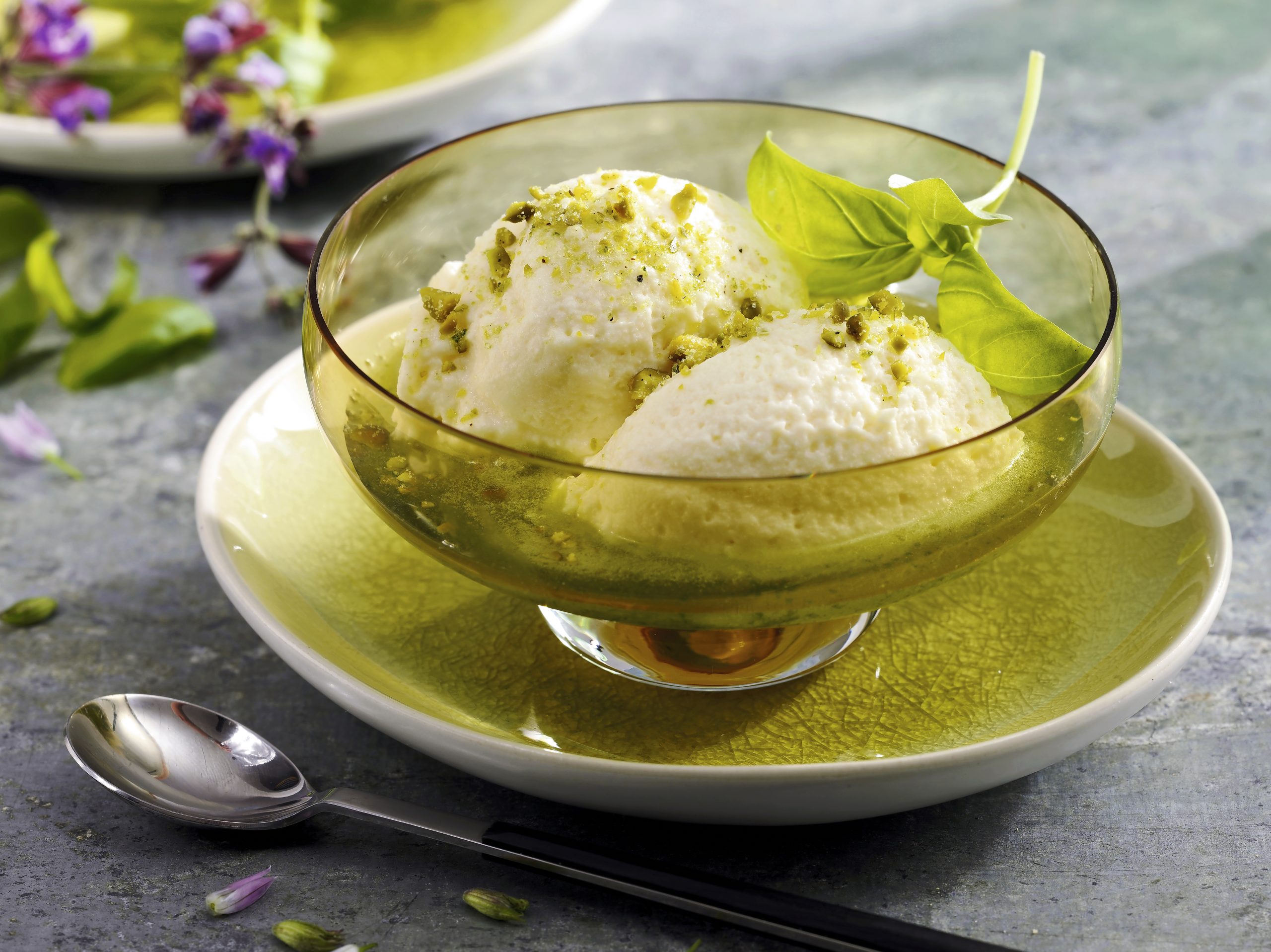 Limettenmousse mit Basilikumsirup