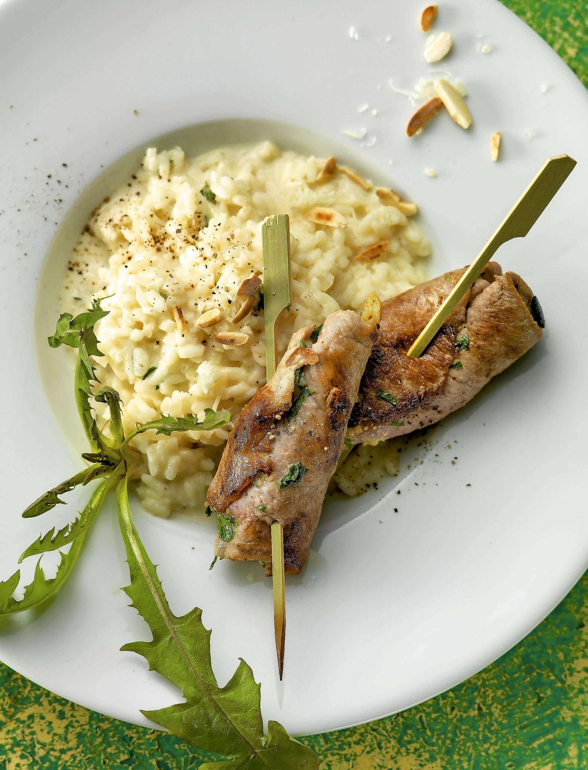 Löwenzahn-Spiessli auf Mandelrisotto