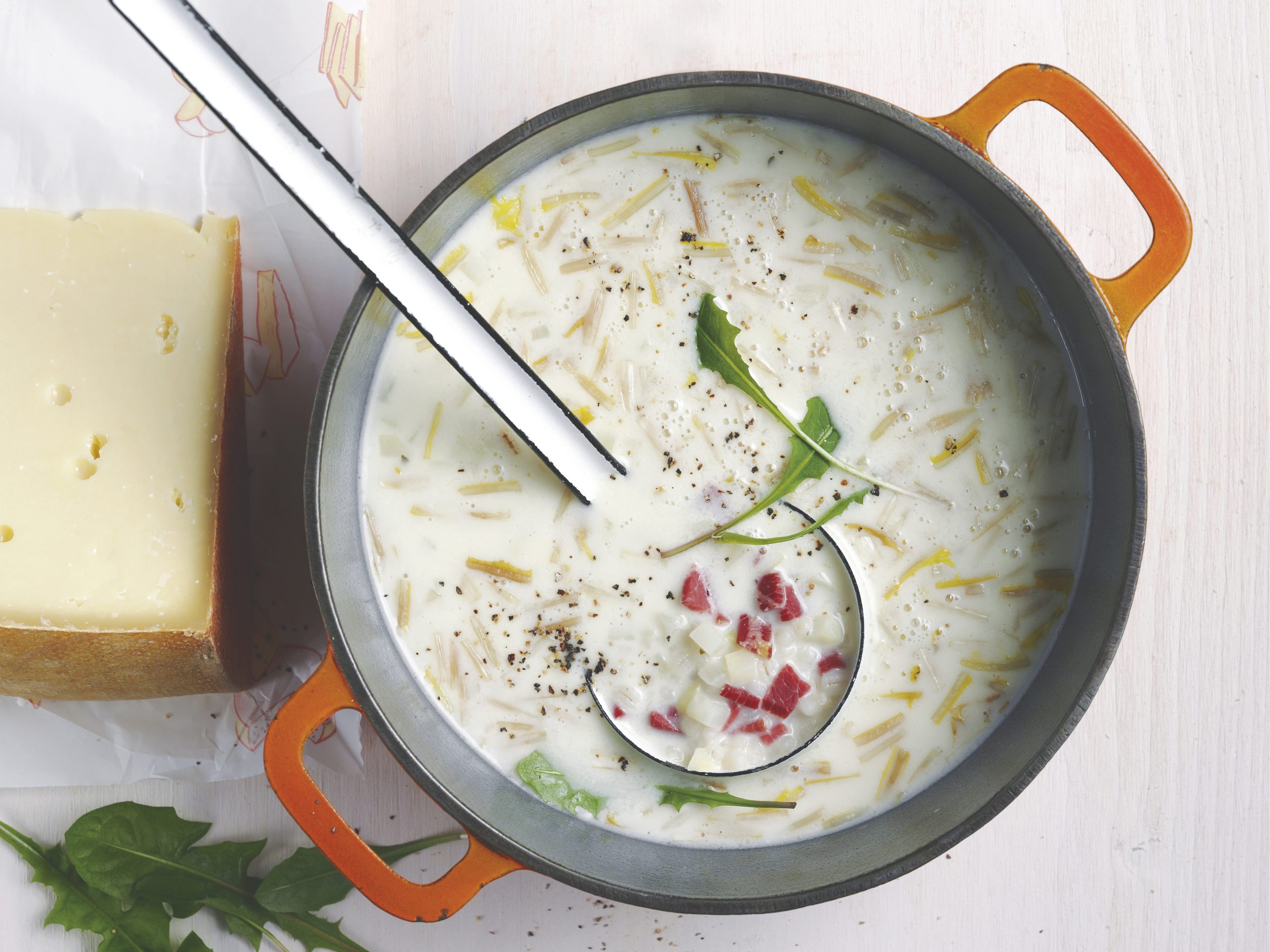 Löwenzahnsuppe mit Bündnerfleisch
