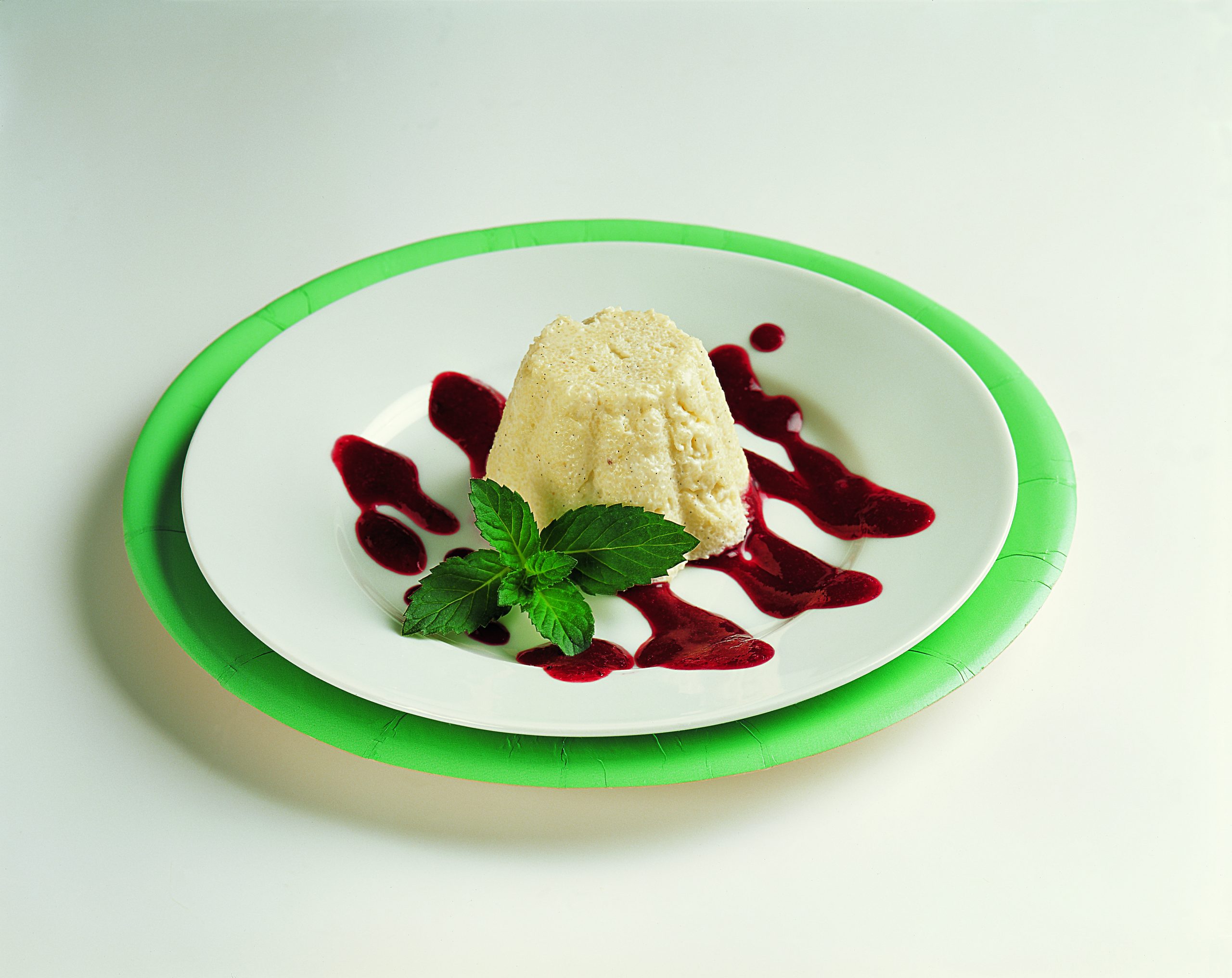 Timbales de semoule au citron vert et leur coulis de mûre
