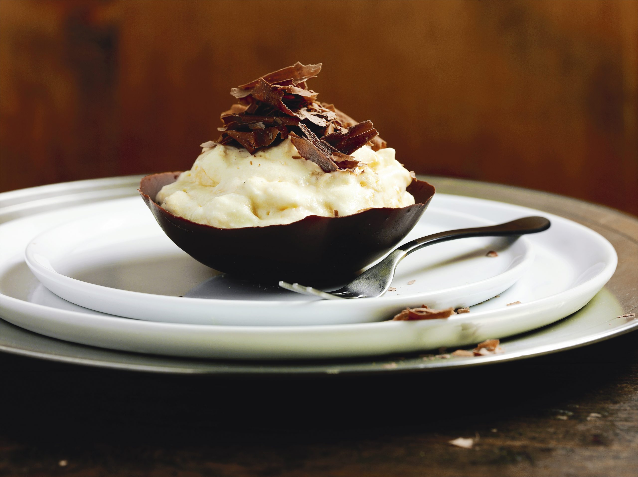 Crème à la meringue dans sa coque en chocolat