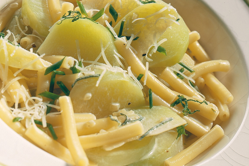 Macaronis sauce au colrave et aux herbes